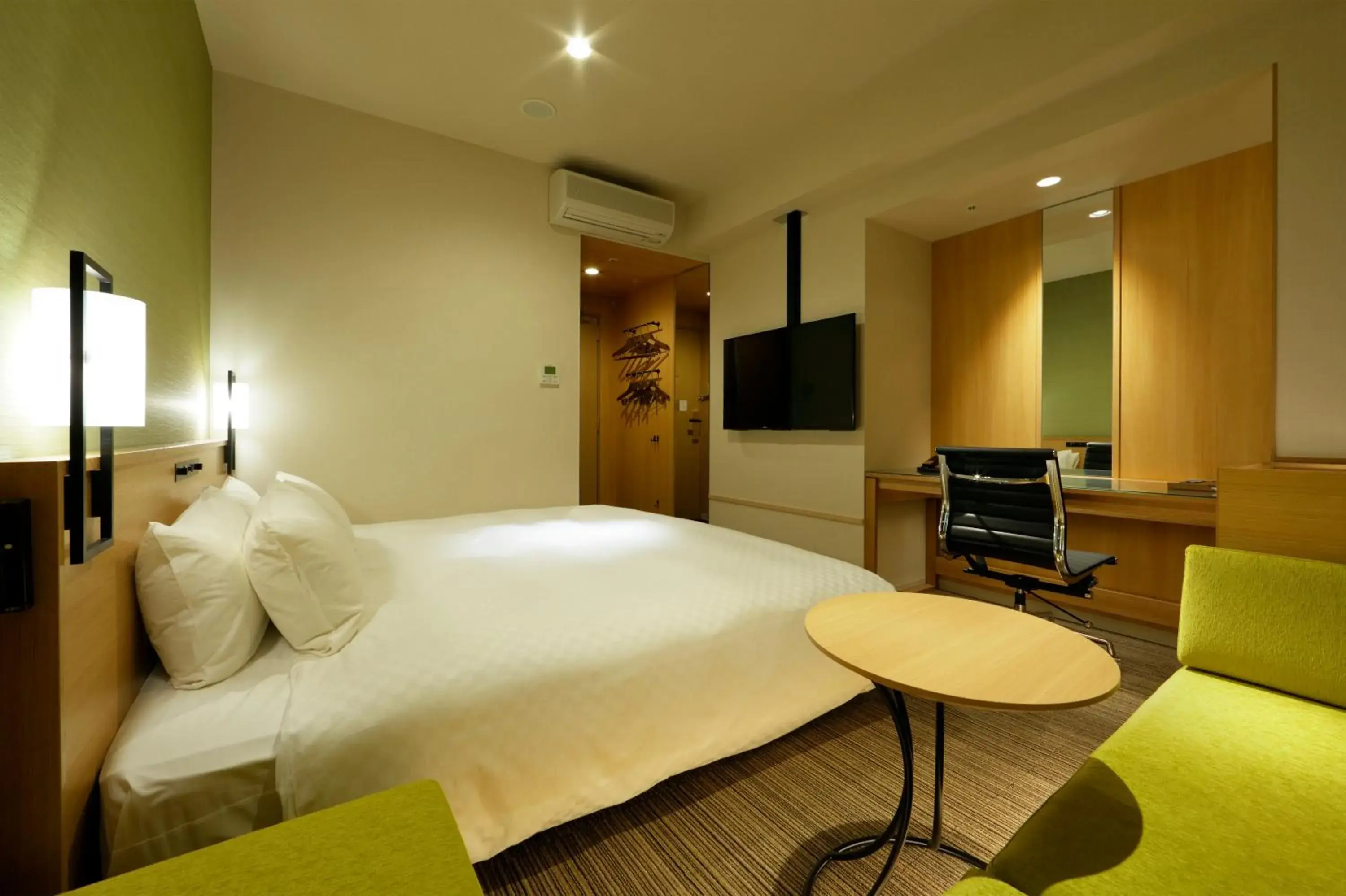 Photo of the whole room, Bed in Candeo Hotels Tokyo Shimbashi