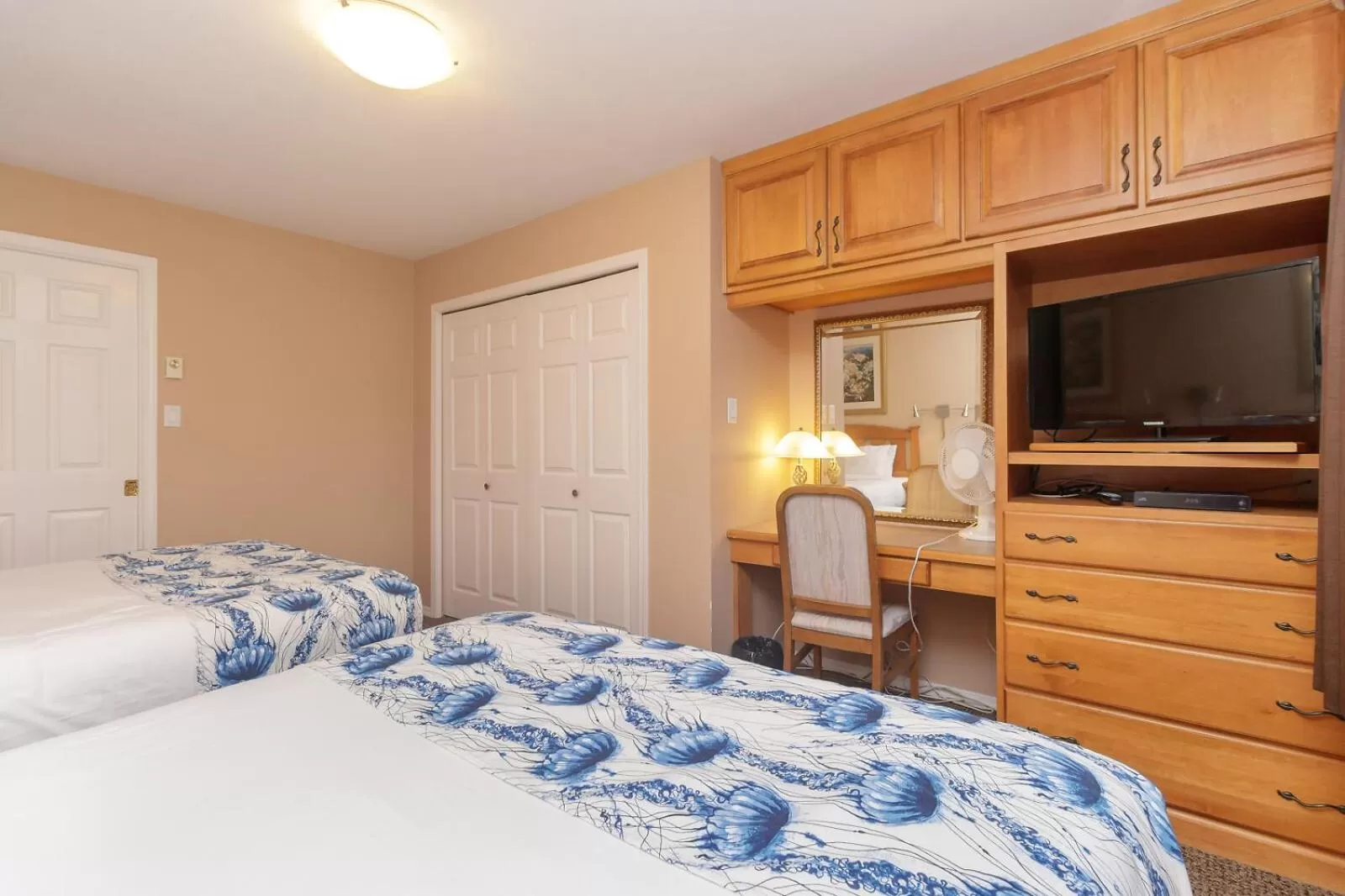 Bedroom, Bed in The Cedarwood Inn & Suites