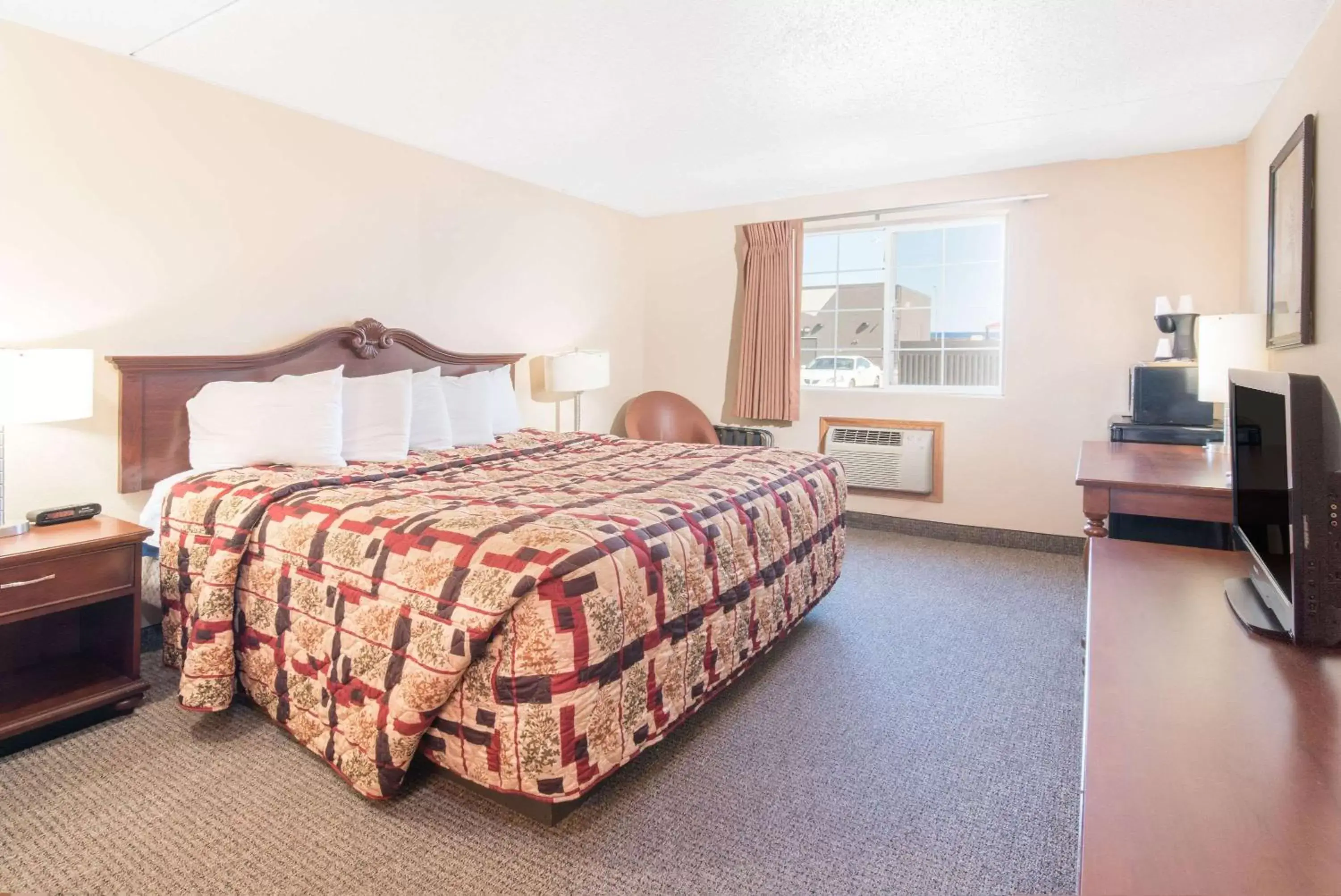 Photo of the whole room, Bed in Knights Inn and Suites - Grand Forks