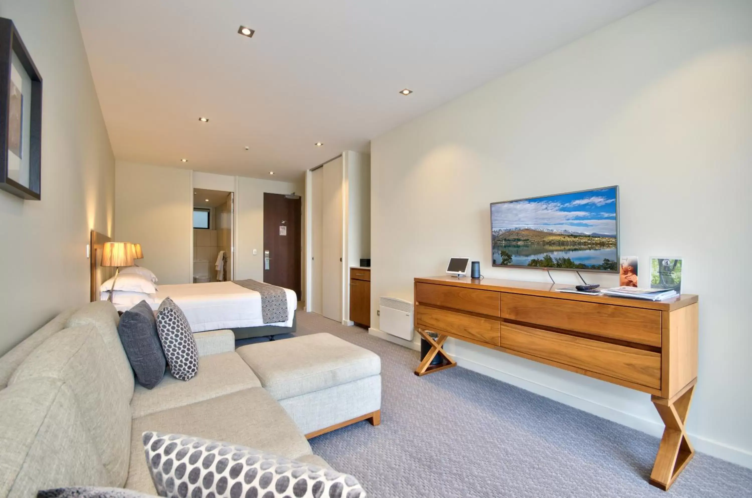 Bed, TV/Entertainment Center in The Rees Hotel & Luxury Apartments