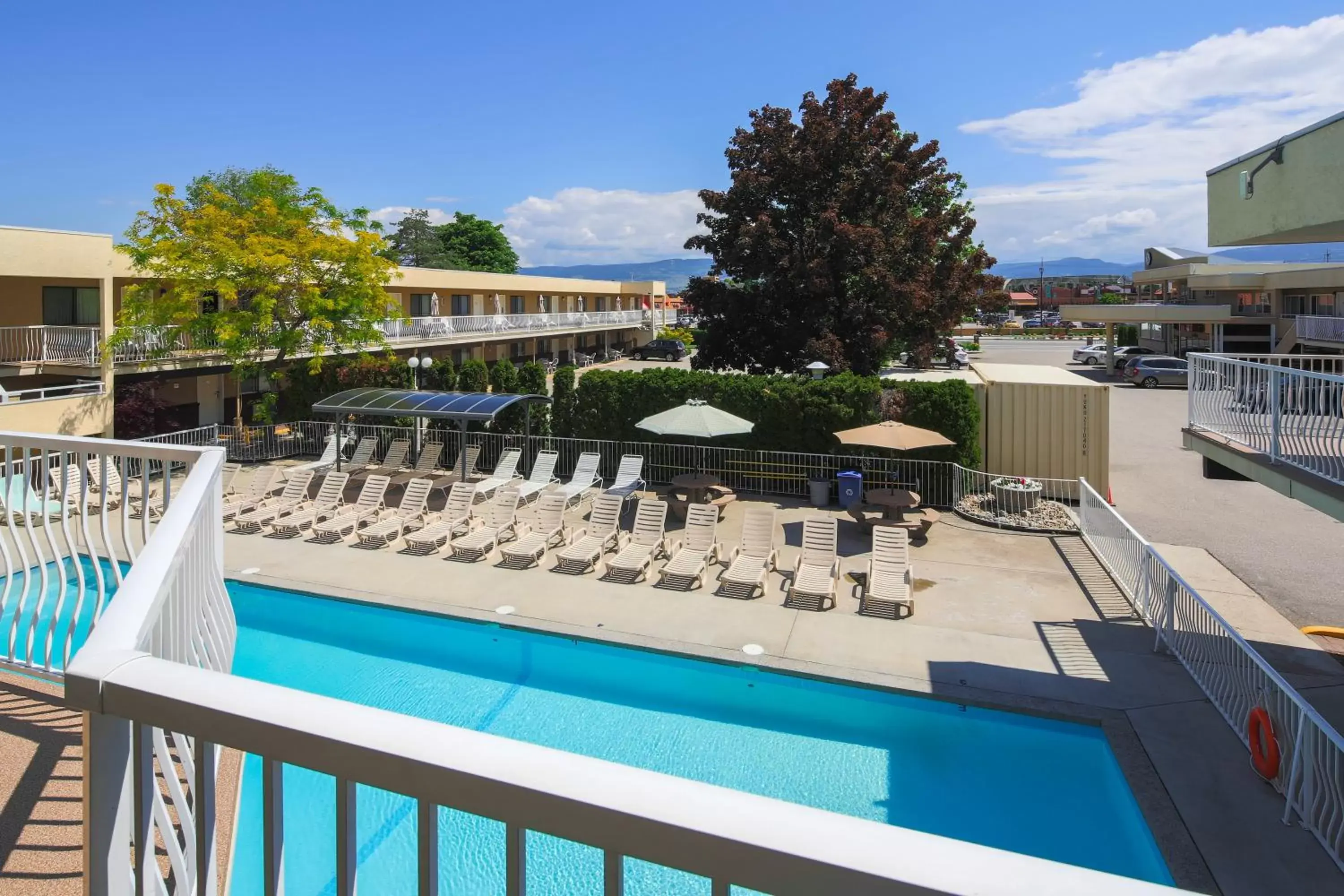 Swimming pool, Balcony/Terrace in Siesta Suites