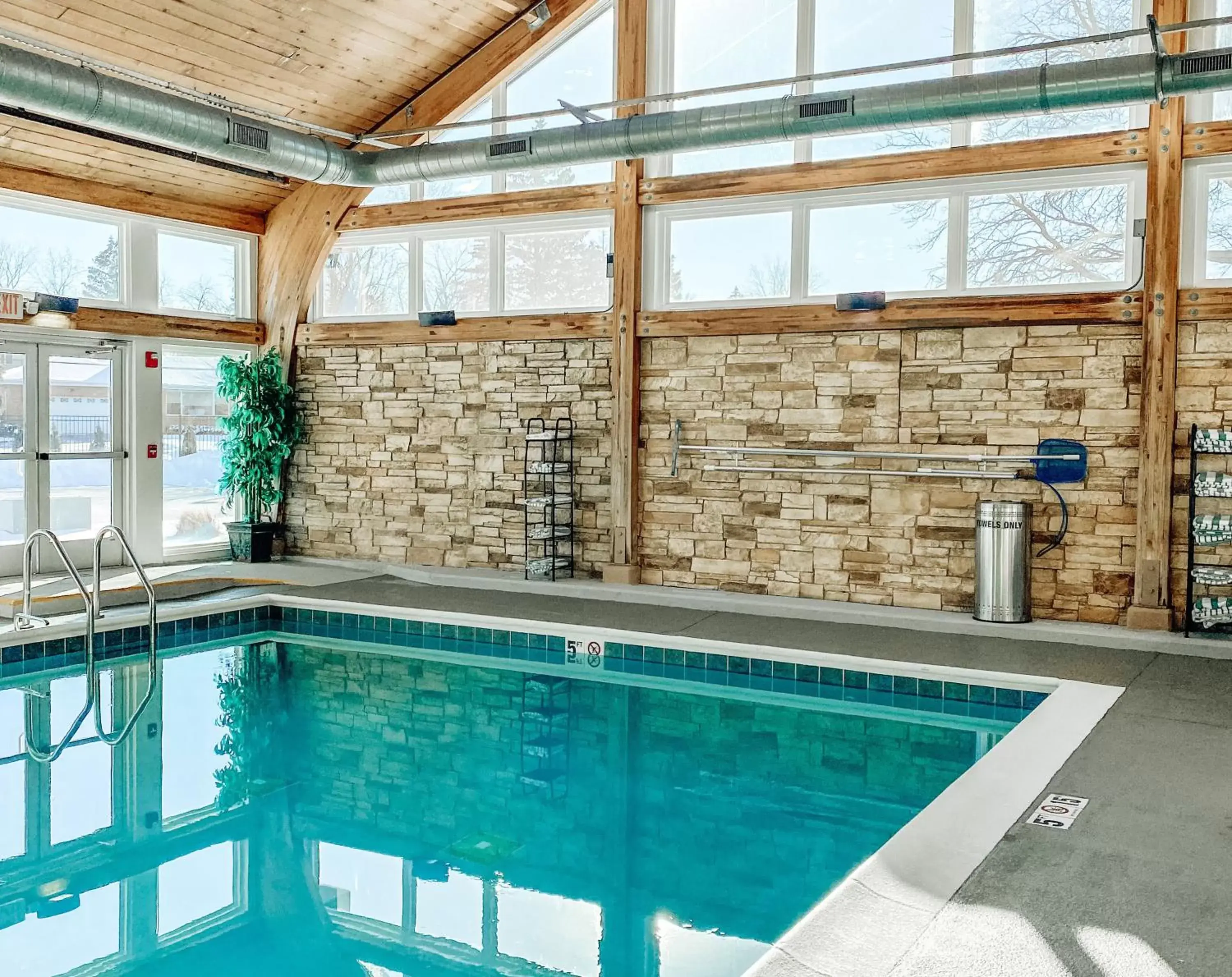 Swimming pool in Crowne Plaza Chicago SW - Burr Ridge by IHG Swimming pool in Crowne Plaza Chicago SW - Burr Ridge by IHG