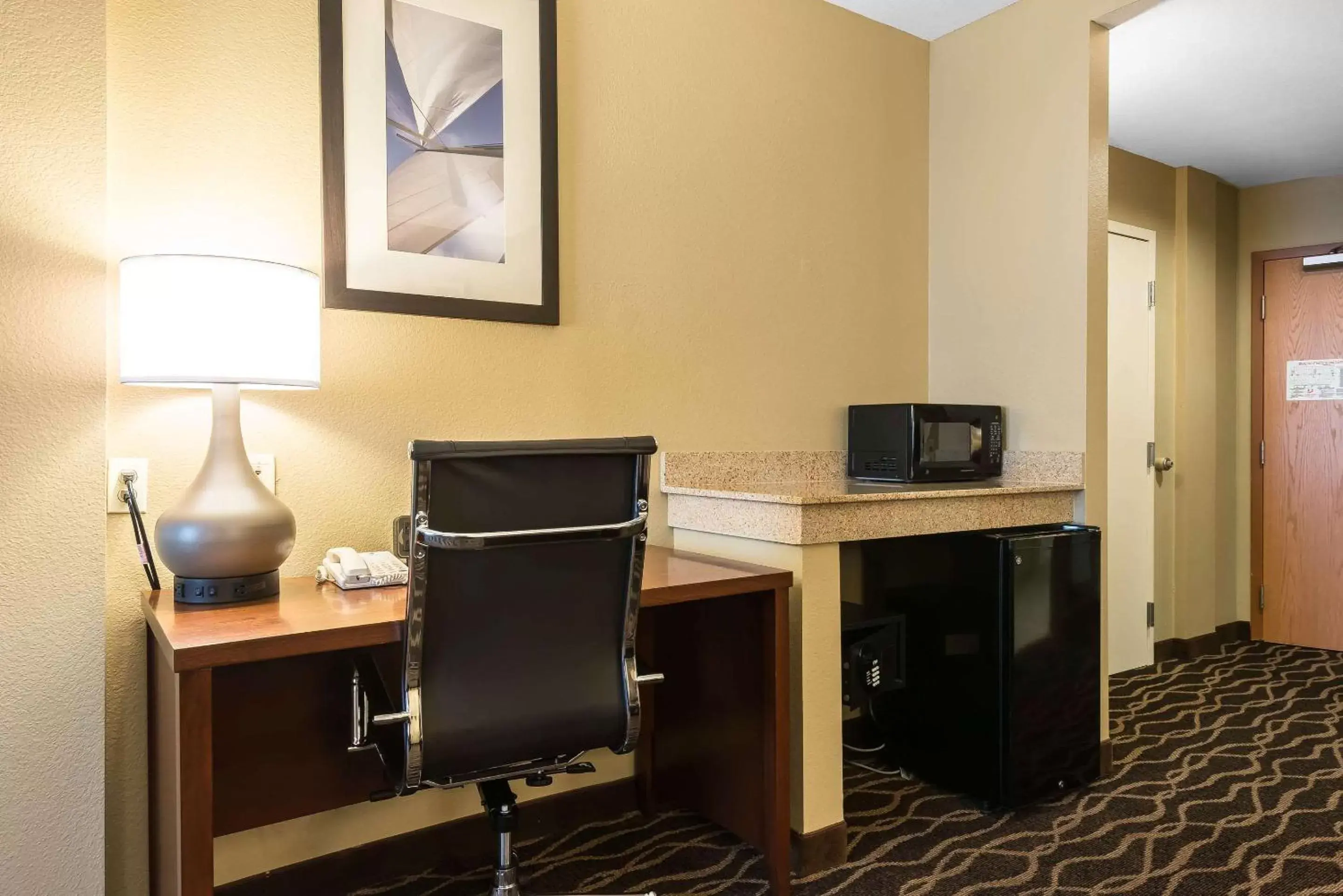 Photo of the whole room, TV/Entertainment Center in Comfort Suites Tampa Airport North