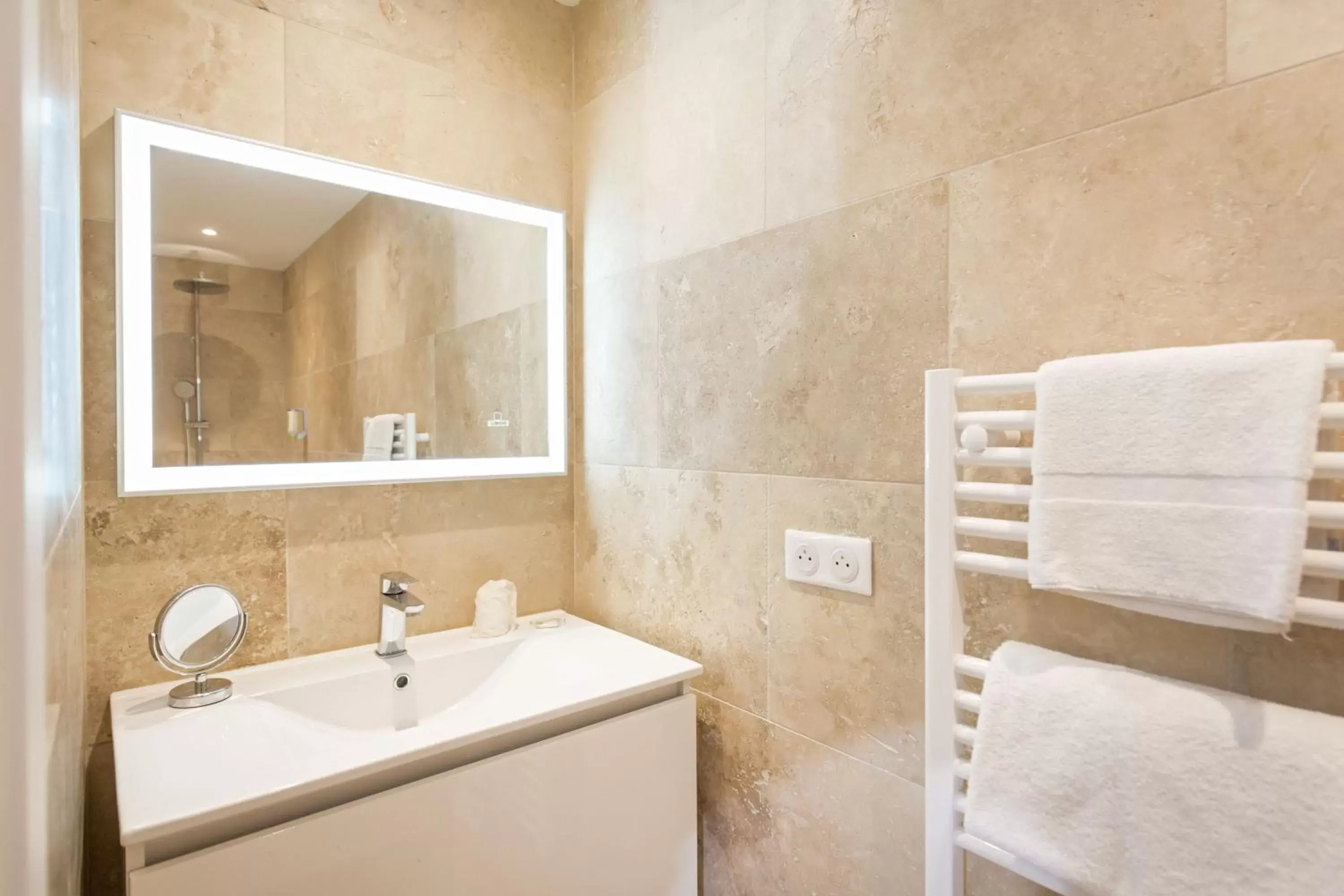 Bathroom in Les Pins Blancs en Provence