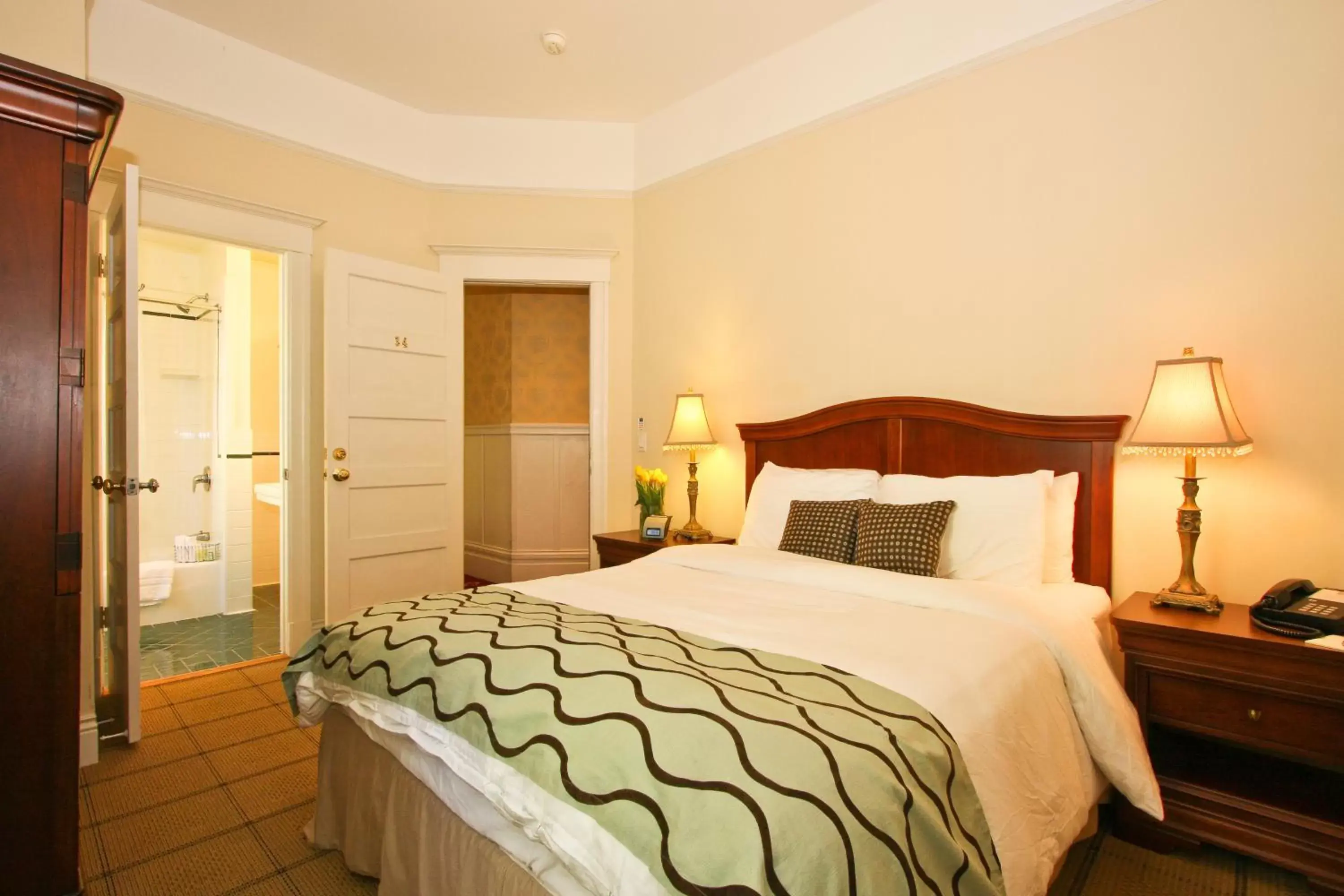 Photo of the whole room, Bed in Parker Guest House Photo of the whole room, Bed in Parker Guest House