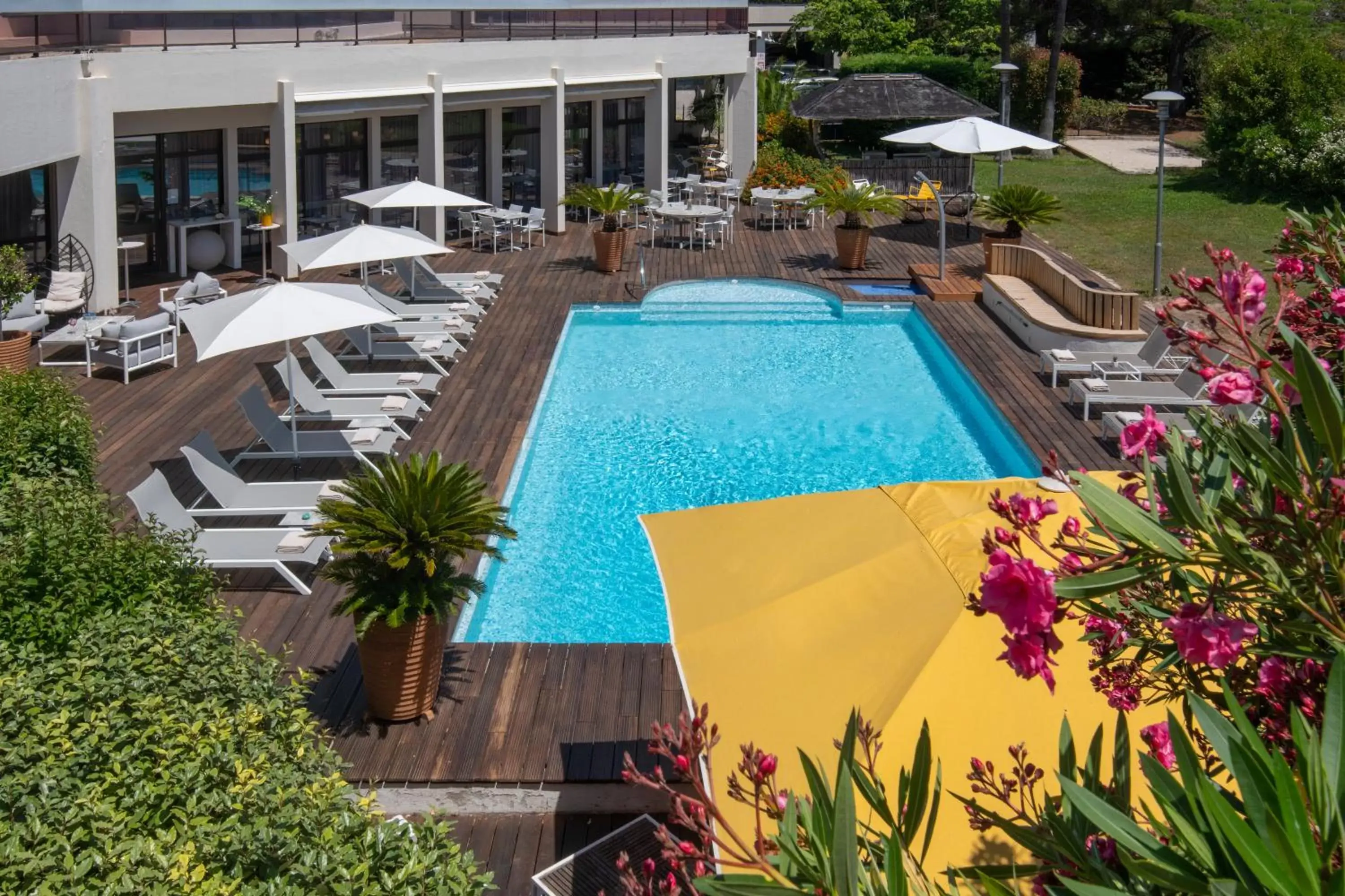 Patio, Pool View in Mercure Hyères Centre Côte d'Azur