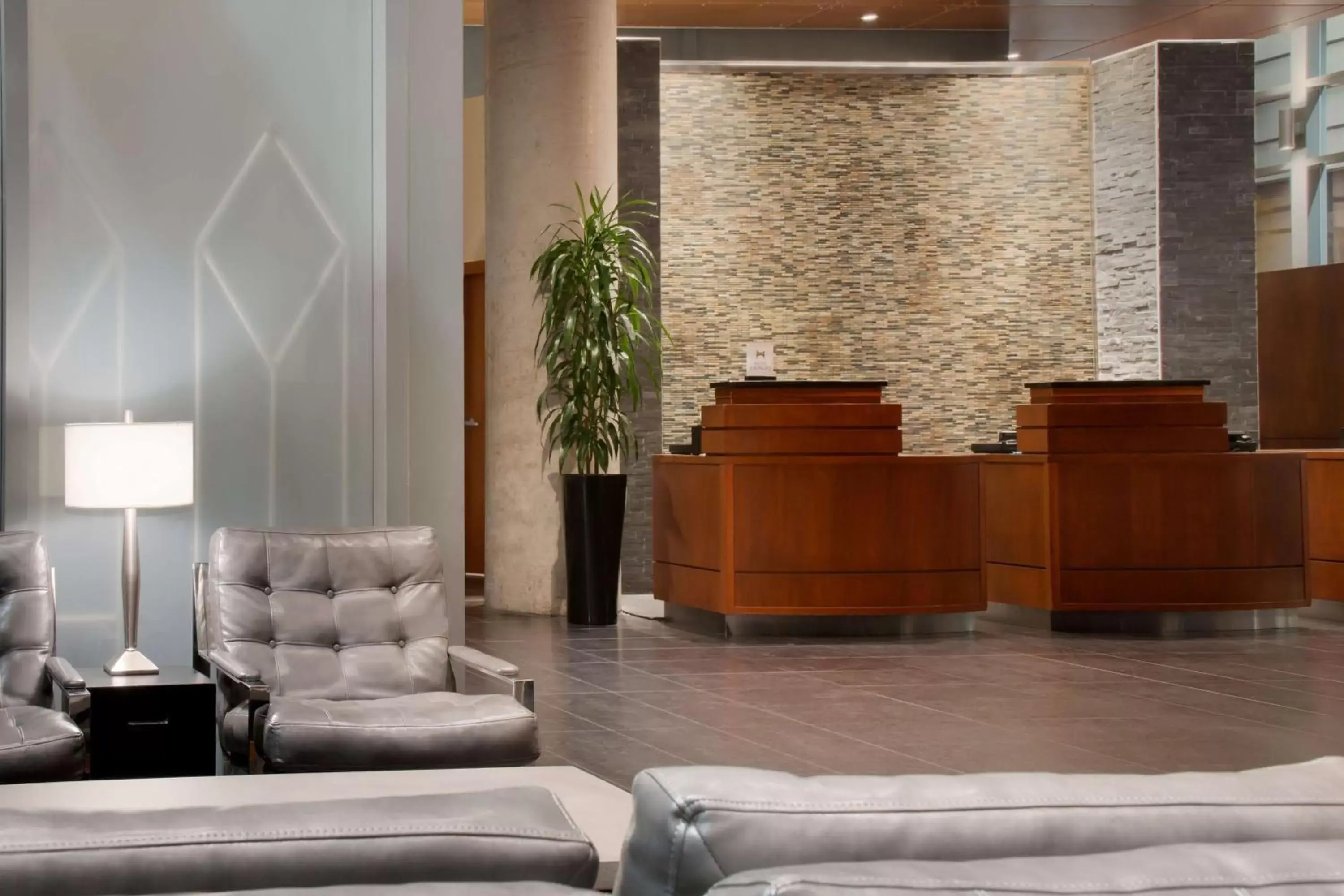 Lobby or reception in Embassy Suites by Hilton - Montreal