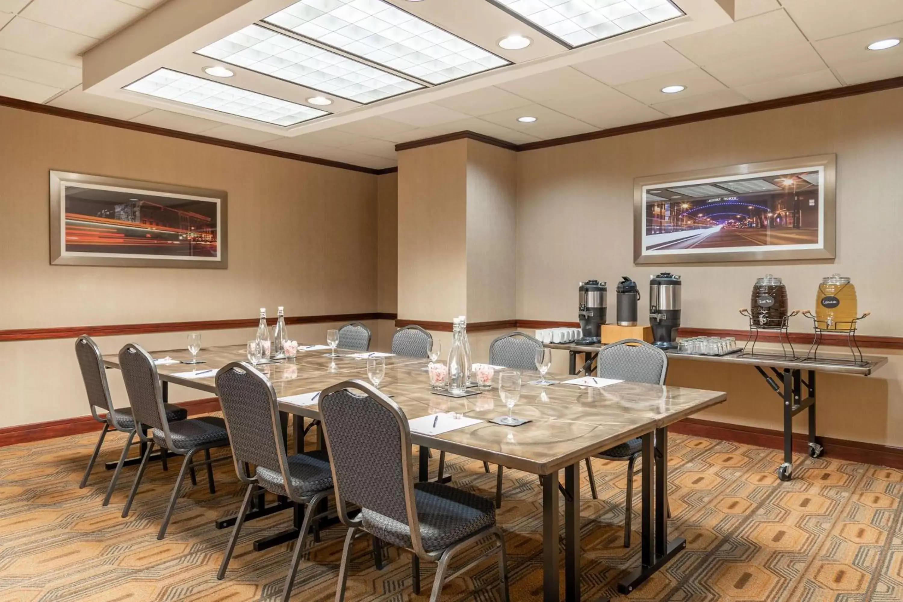 Meeting/conference room, Restaurant/Places to Eat in DoubleTree Suites by Hilton Hotel Columbus Downtown