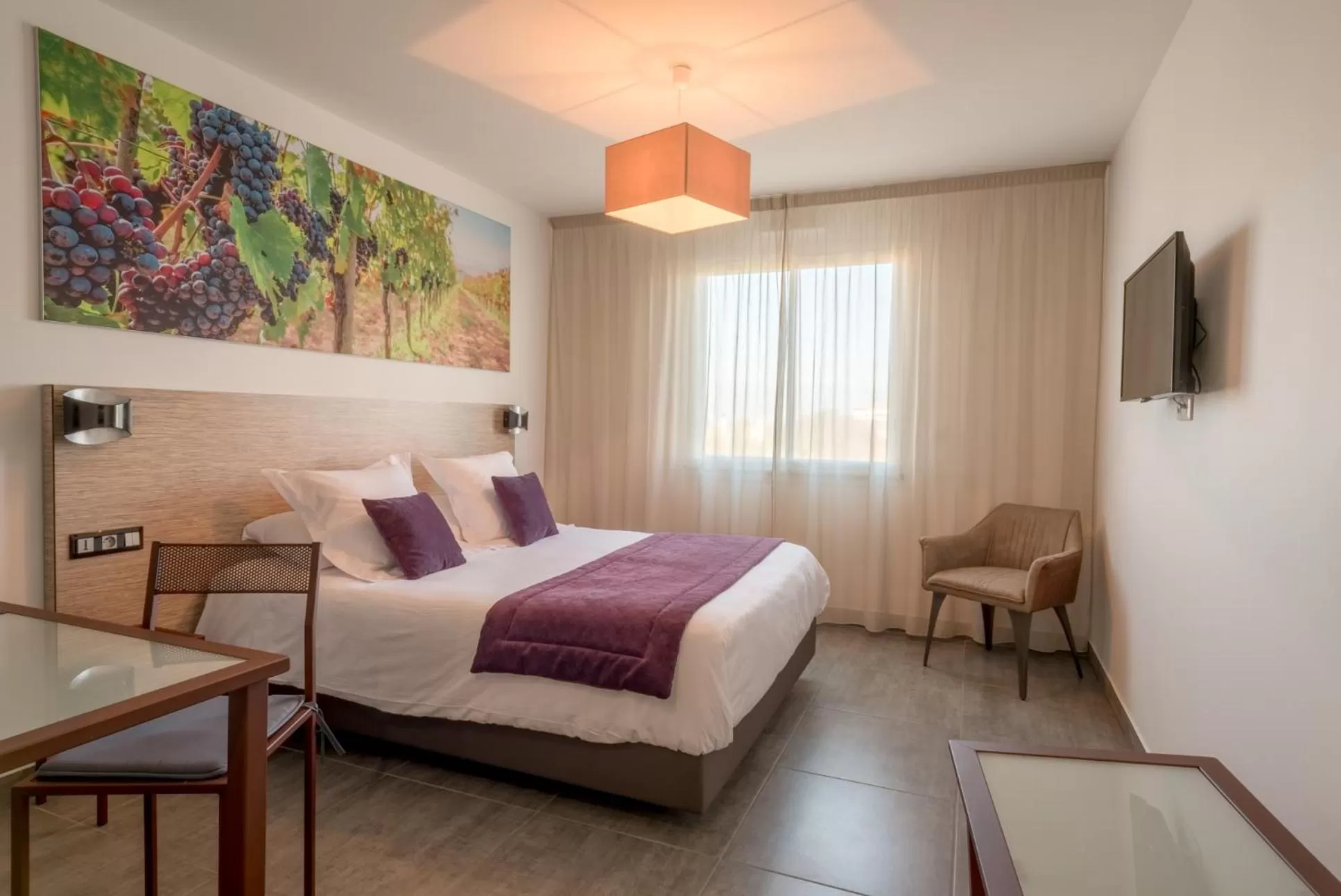 Shower, Bed in Sure Hotel by Best Western Beziers Le Monestie