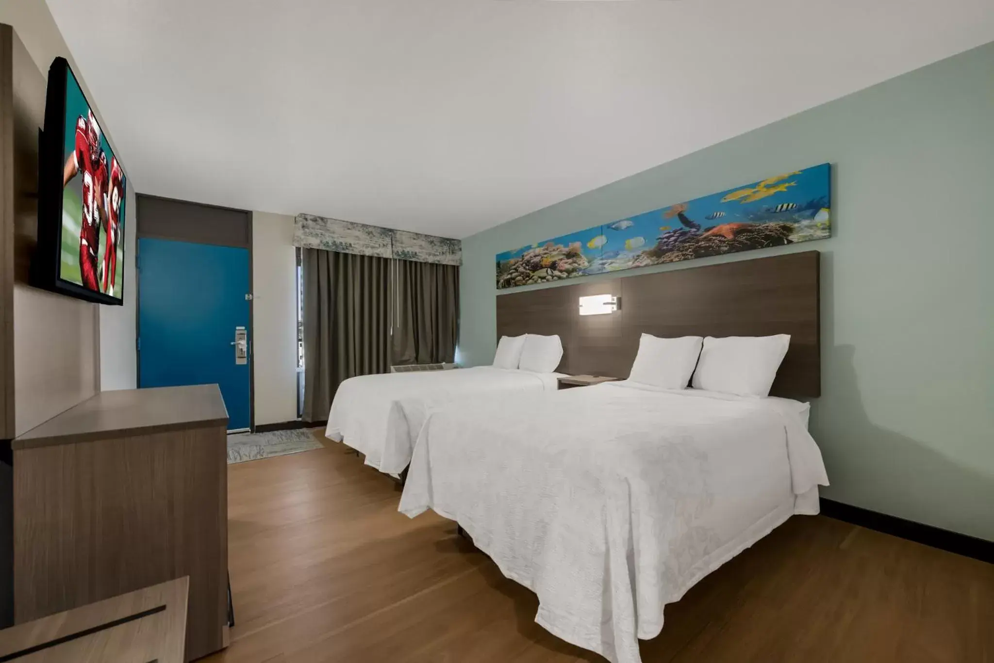 Photo of the whole room, Bed in Red Roof PLUS & Suites Virginia Beach - Seaside