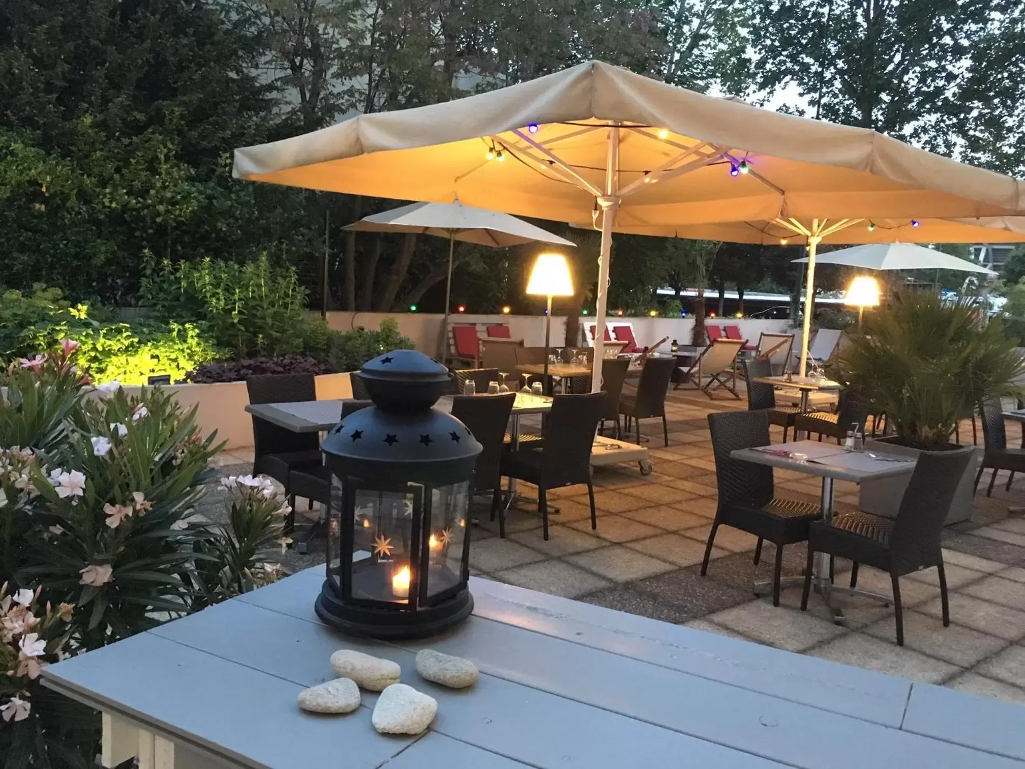 Patio, Restaurant/Places to Eat in Campanile Reims Centre - Cathedrale