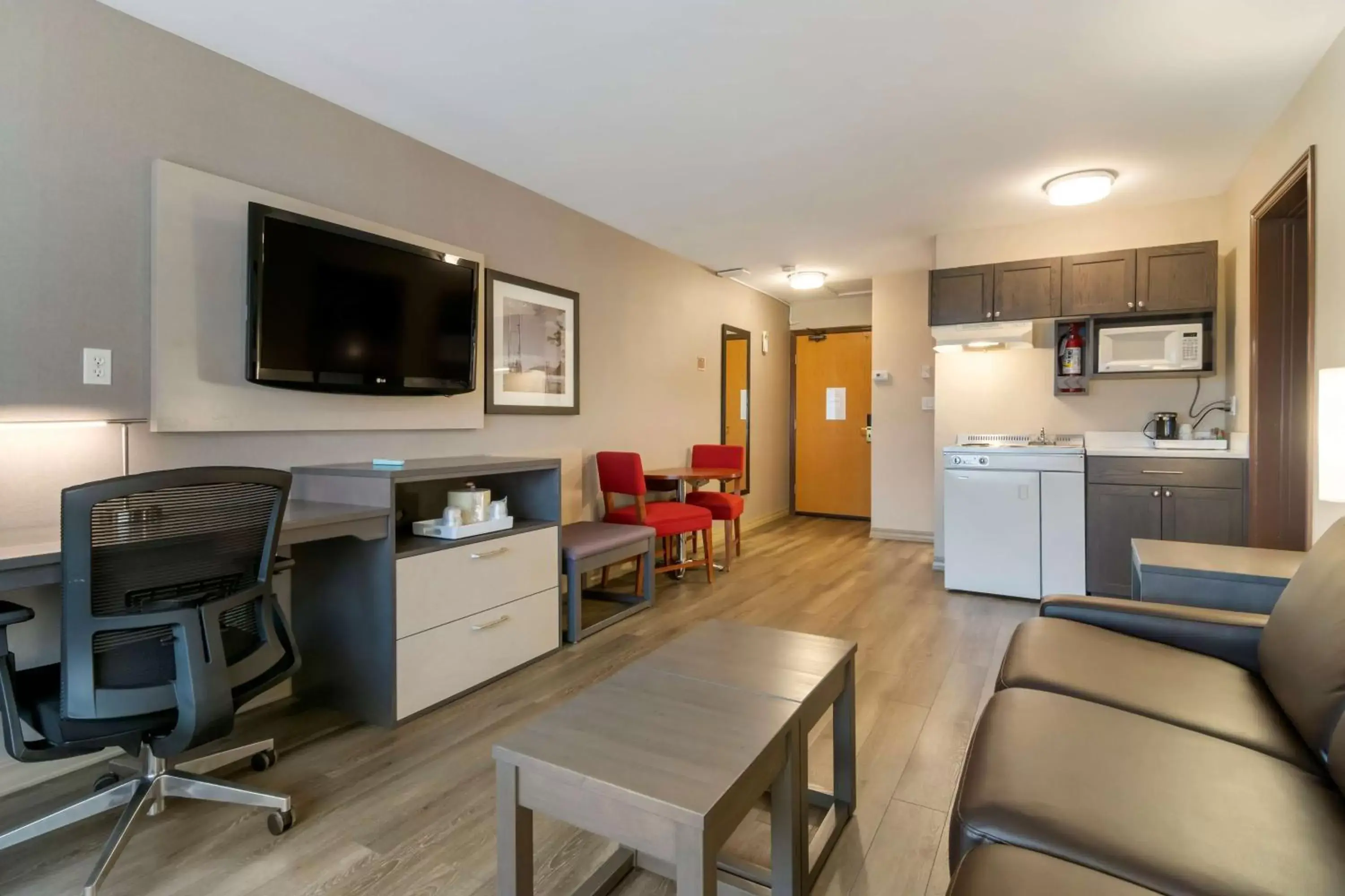 Bedroom, Kitchen/Kitchenette in Best Western Premier Aberdeen Kamloops