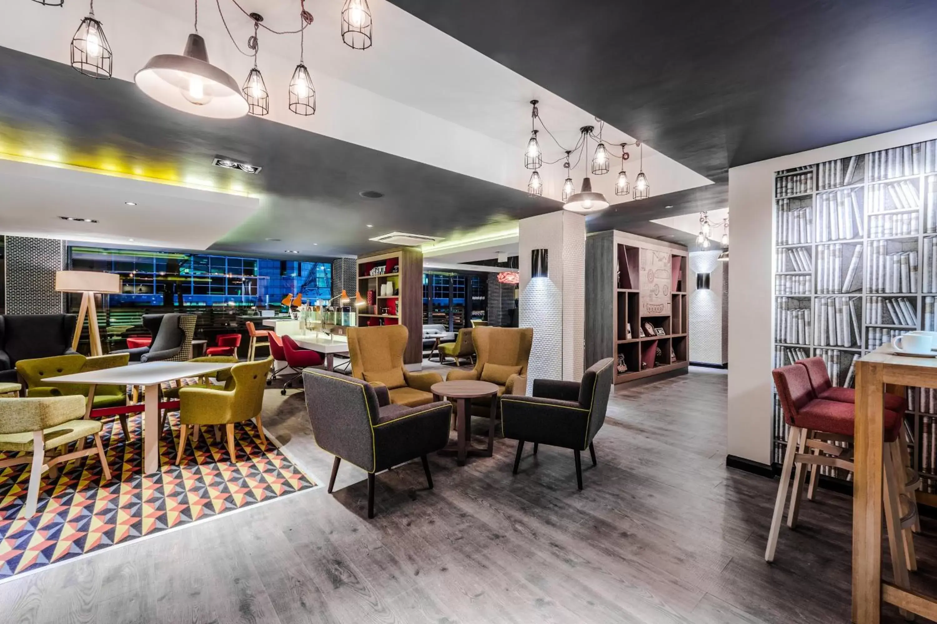Lobby or reception, Restaurant/Places to Eat in Holiday Inn London Watford Junction, an IHG Hotel