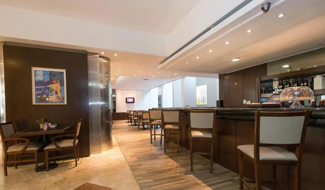 Lounge/Bar in Urquiza Apart Hotel & Suites