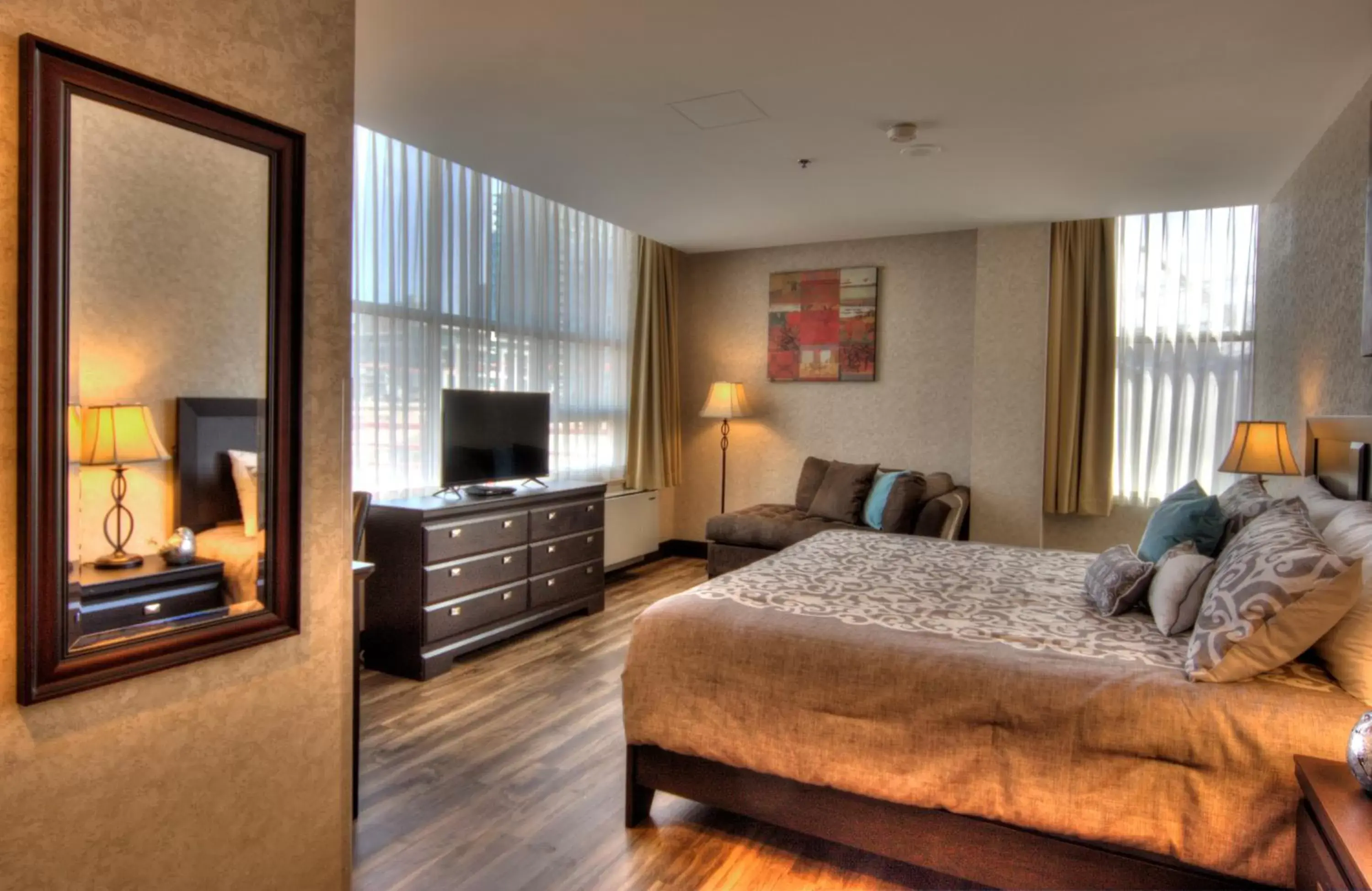 Bedroom, TV/Entertainment Center in The Lonsdale Quay Hotel