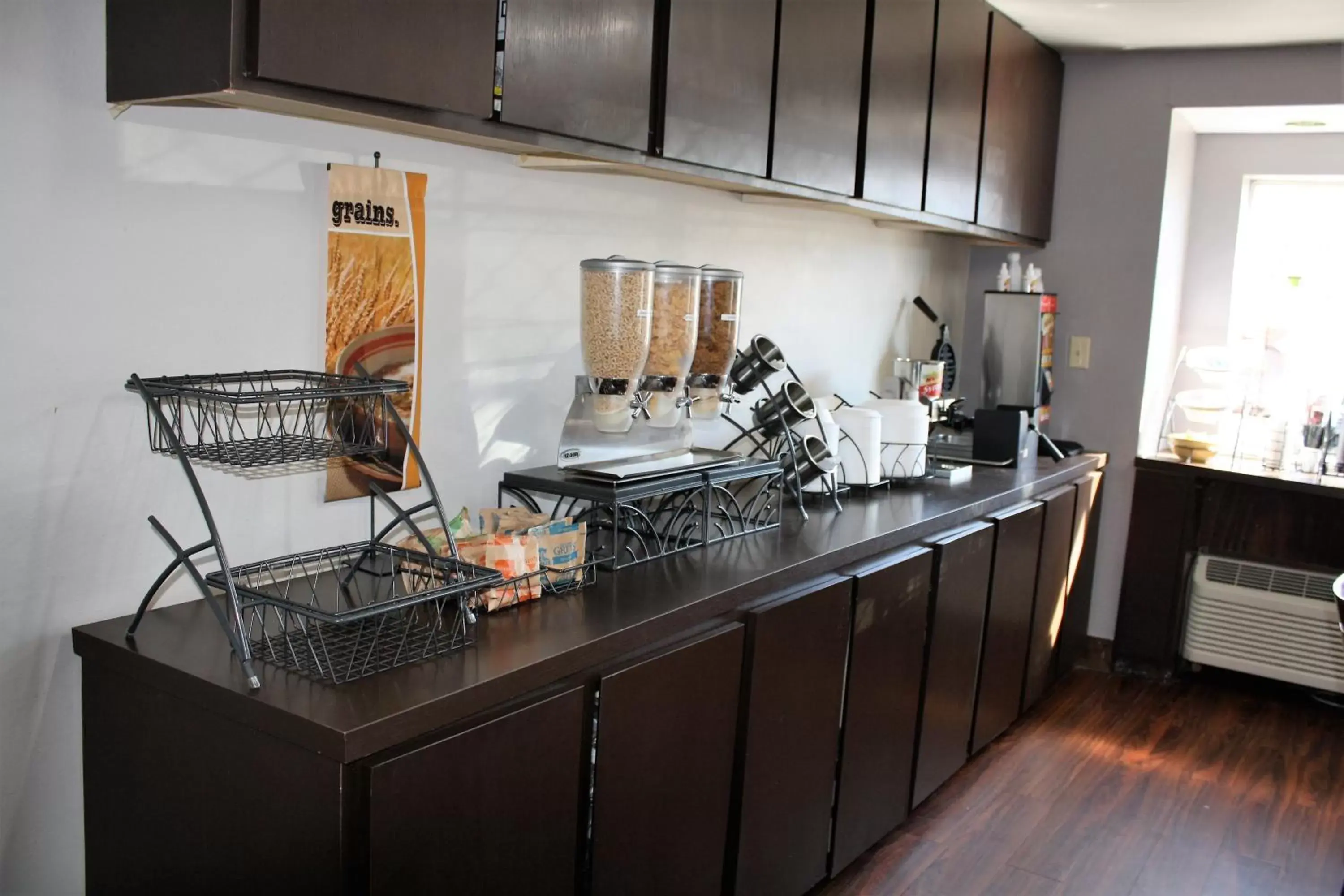 Coffee/tea facilities, Kitchen/Kitchenette in Microtel Inn by Wyndham Atlanta Airport