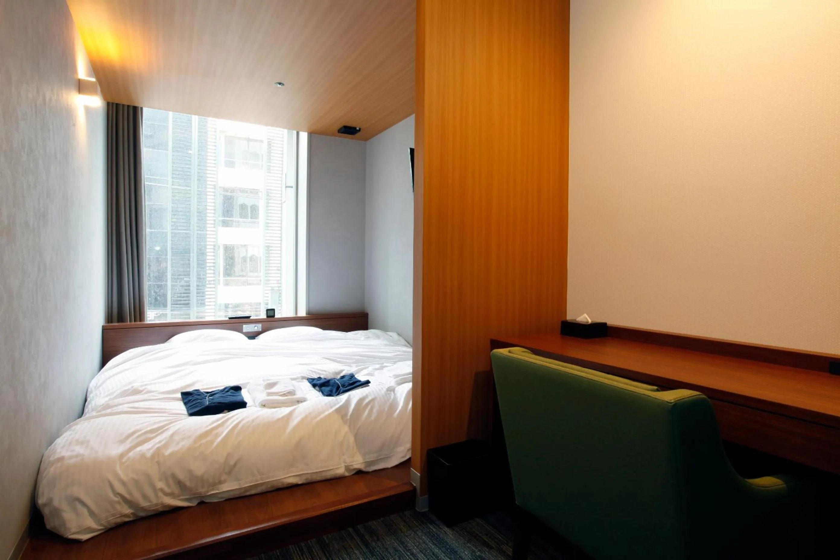 Photo of the whole room, Bed in Gardens Cabin