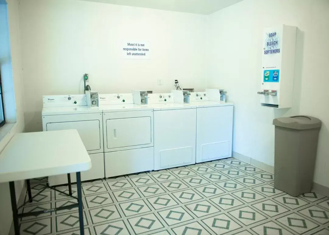 Decorative detail, Bathroom in Motel 6-Palestine, TX