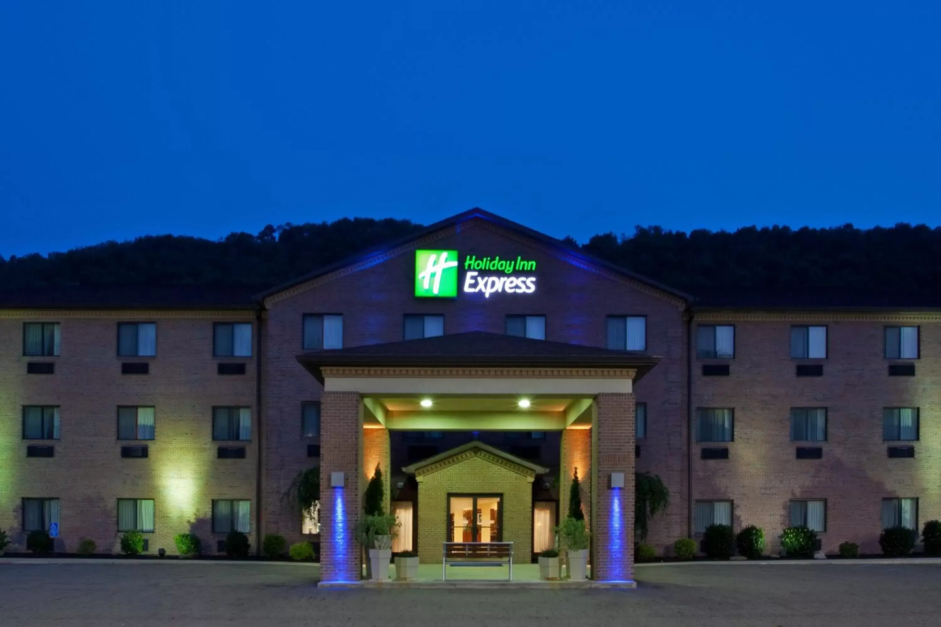 Property Building in Holiday Inn Express - Newell-Chester WV, an IHG Hotel