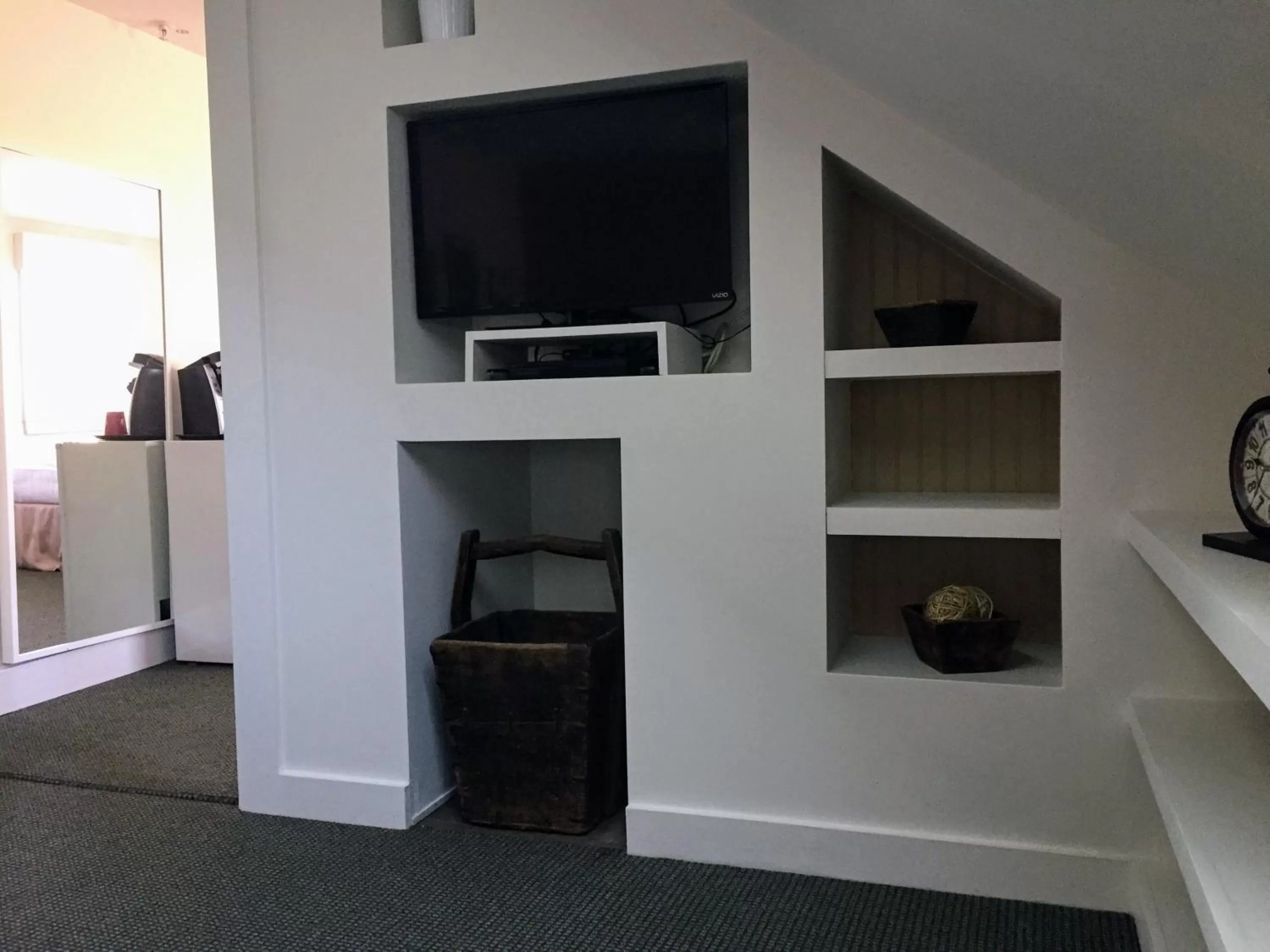 TV and multimedia, TV/Entertainment Center in Pilgrim House