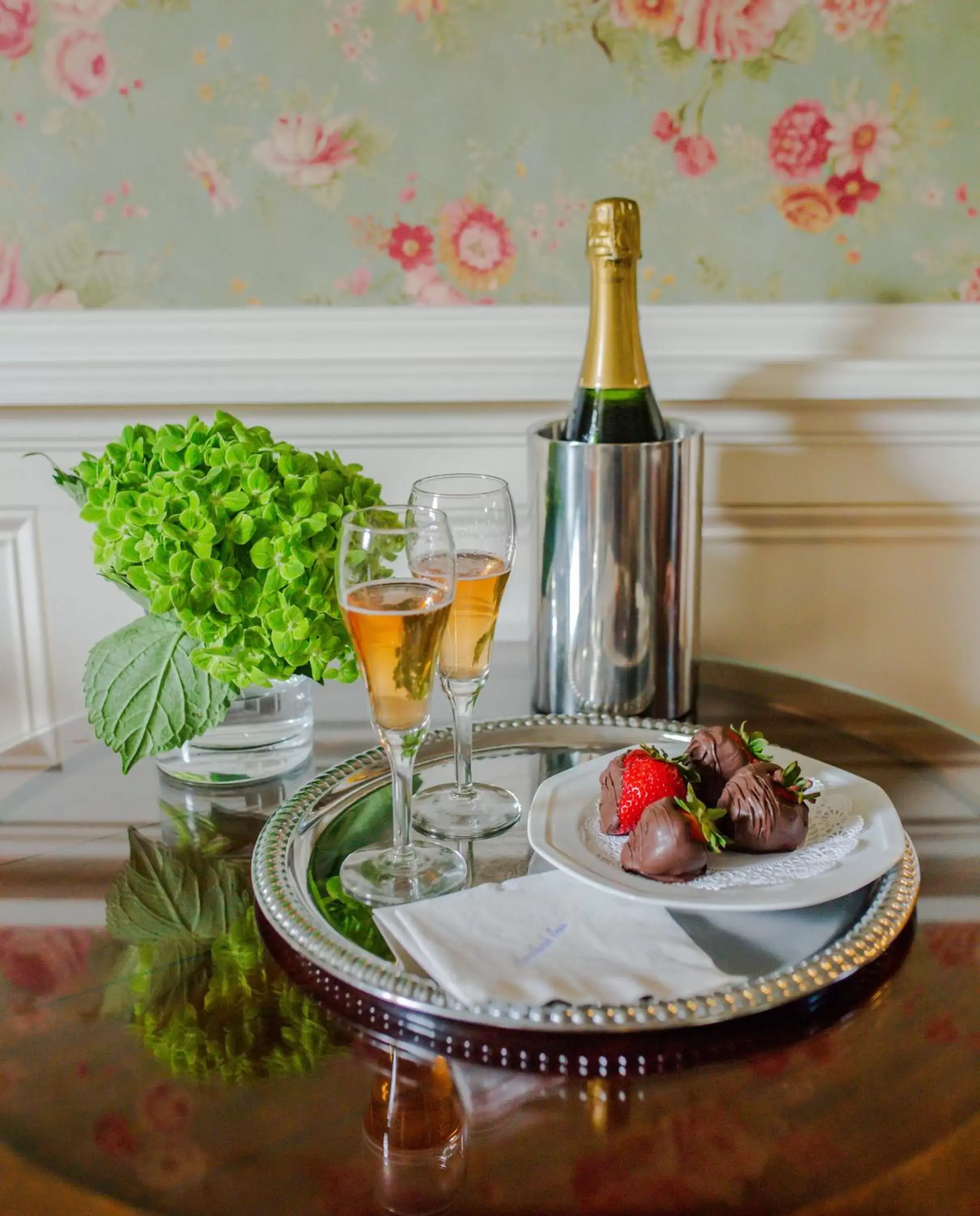 Food and drinks in Arrowhead Inn Food and drinks in Arrowhead Inn