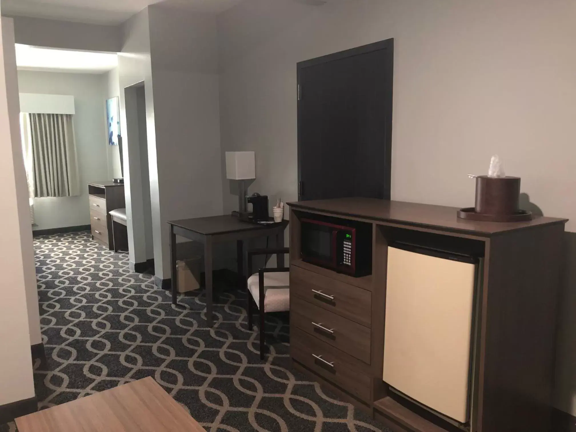 Seating area, TV/Entertainment Center in Wingate by Wyndham Humble/Houston Intercontinental Airport