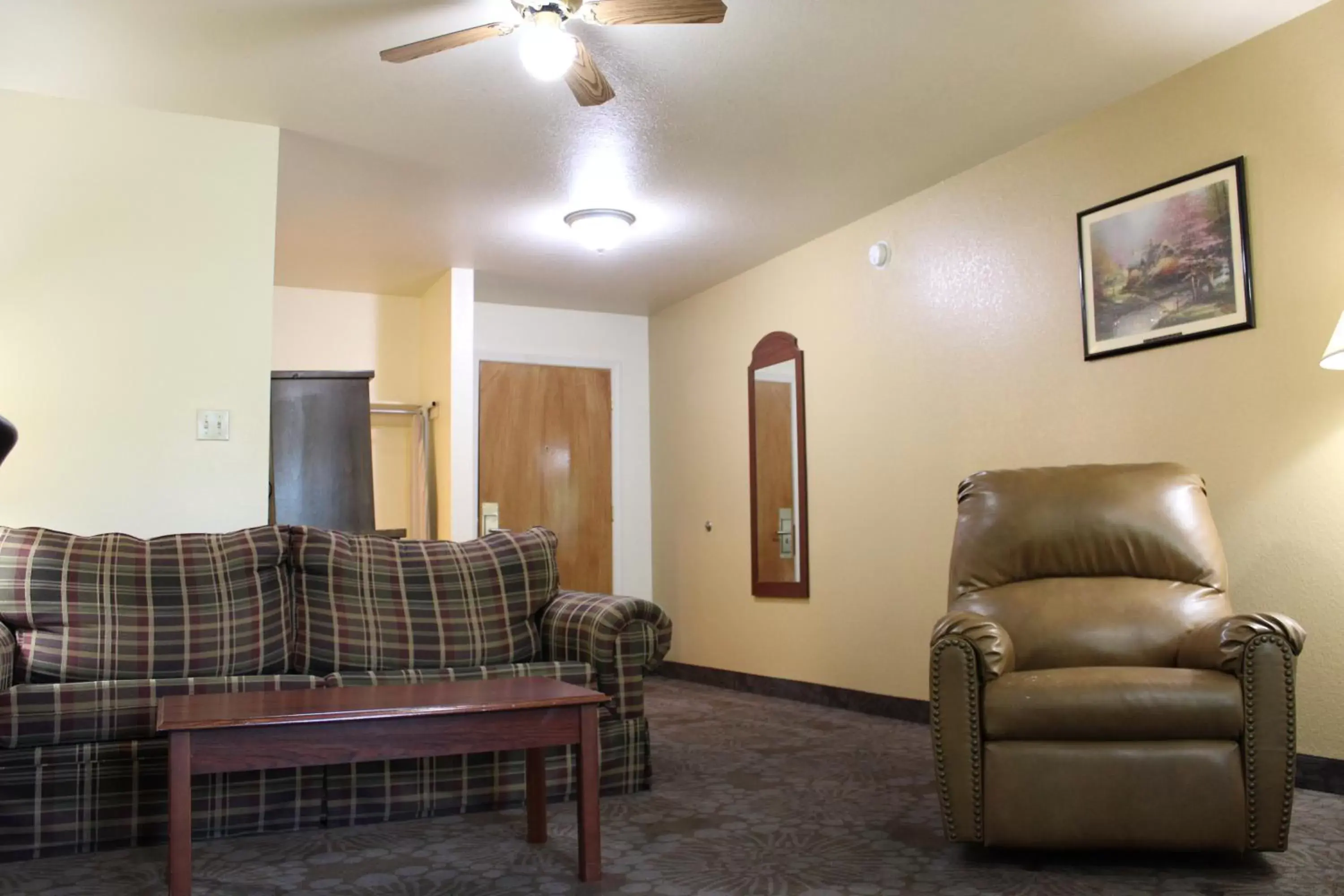 Living room, Seating Area in Candlelight Inn & Suites Hwy 69 near McAlester