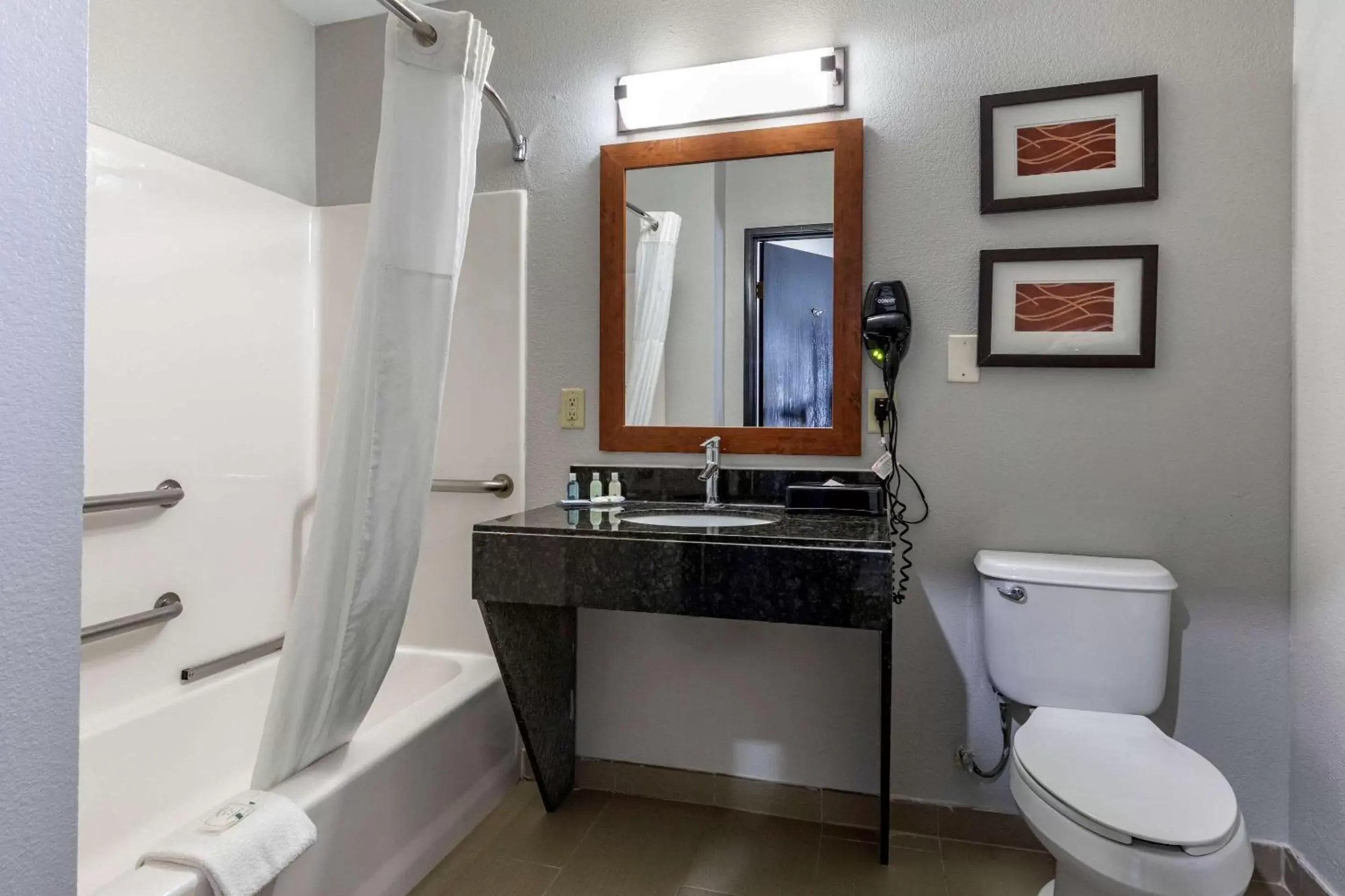 Bedroom, Bathroom in Quality Inn & Suites I-35 E/Walnut Hill