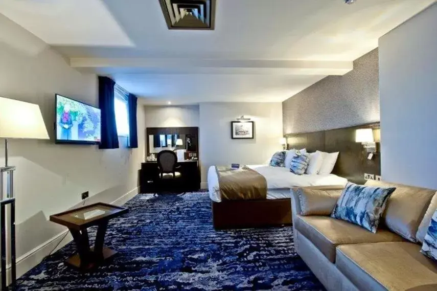 Bedroom, TV/Entertainment Center in The Yarborough Hotel Wetherspoon