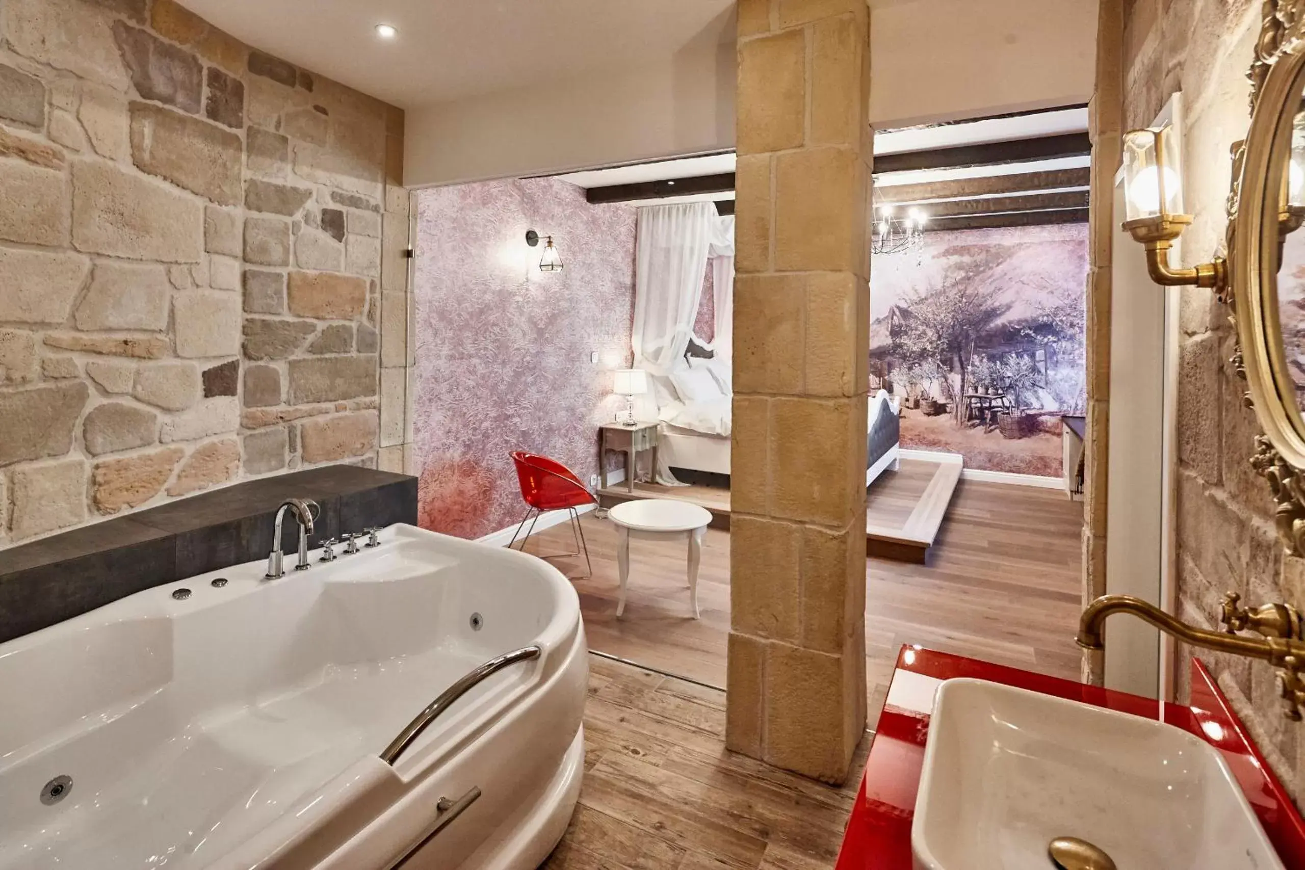 Hot Tub, Bathroom in Maison Bistro & Hotel