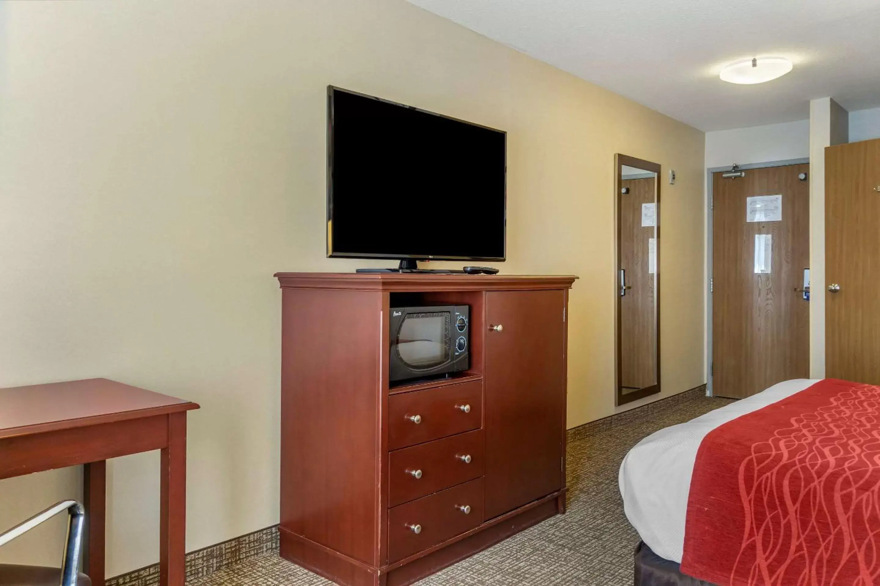 Photo of the whole room, TV/Entertainment Center in Comfort Inn Kennewick Richland