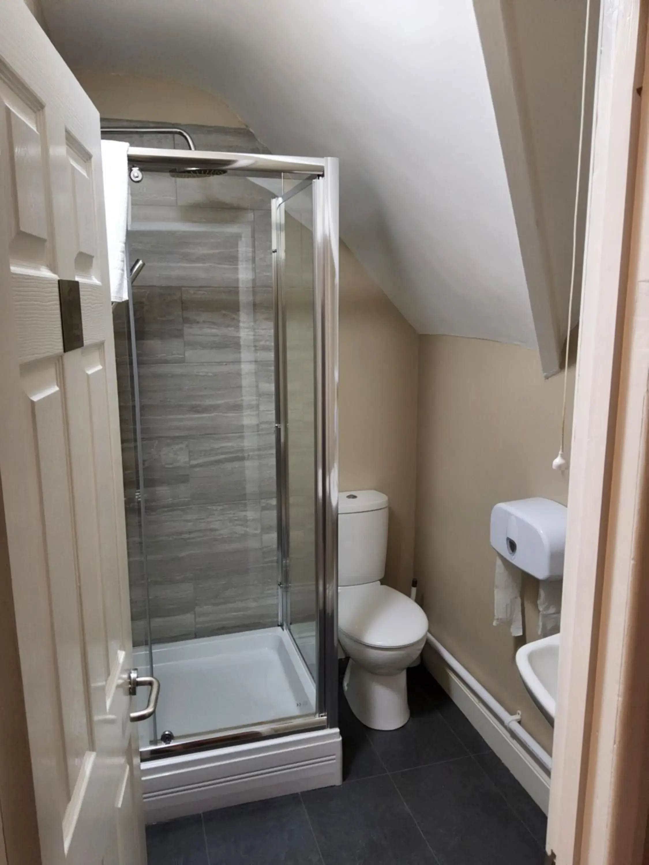 Bathroom in The Avenue Hotel