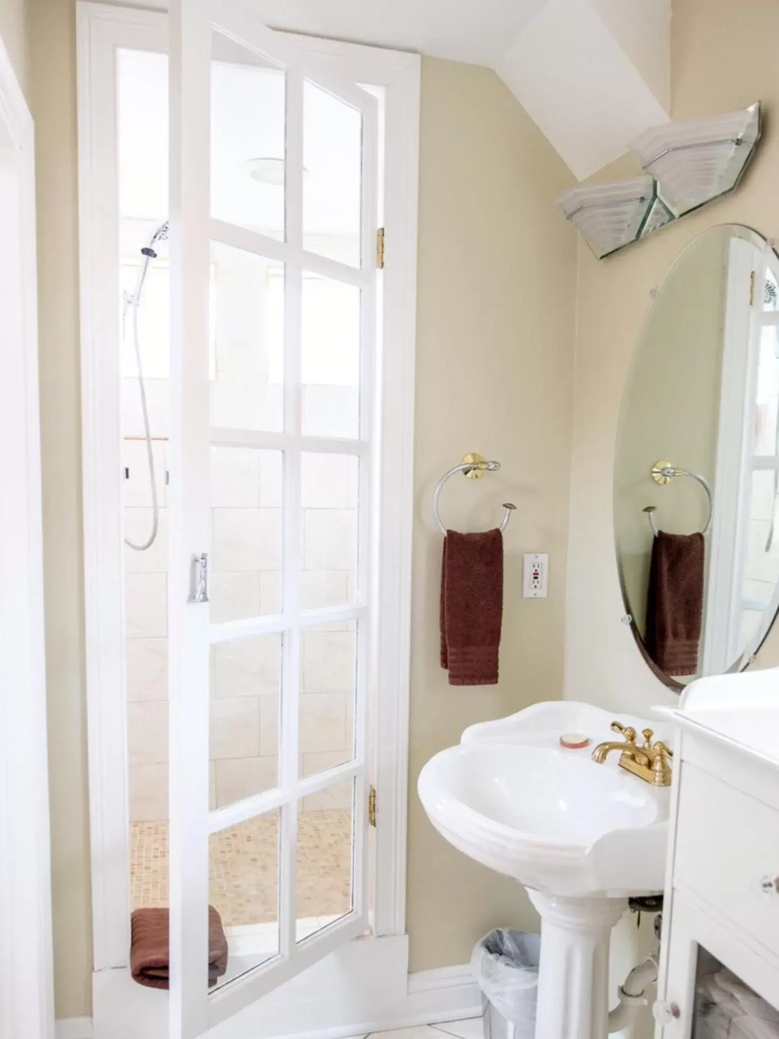 Bathroom in Gaslight Bed & Breakfast