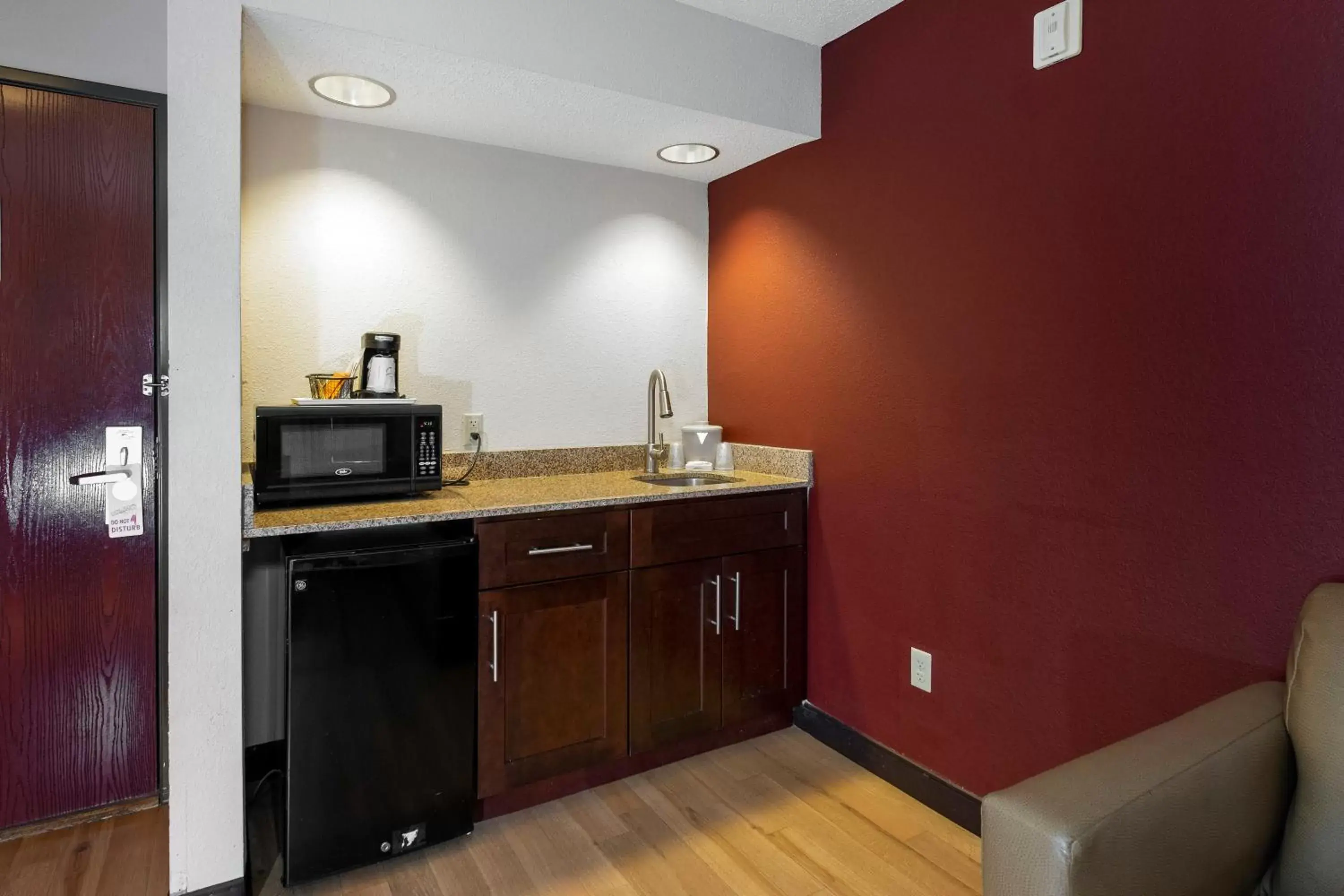 Photo of the whole room, Kitchen/Kitchenette in Red Roof Inn & Suites Dover Downtown