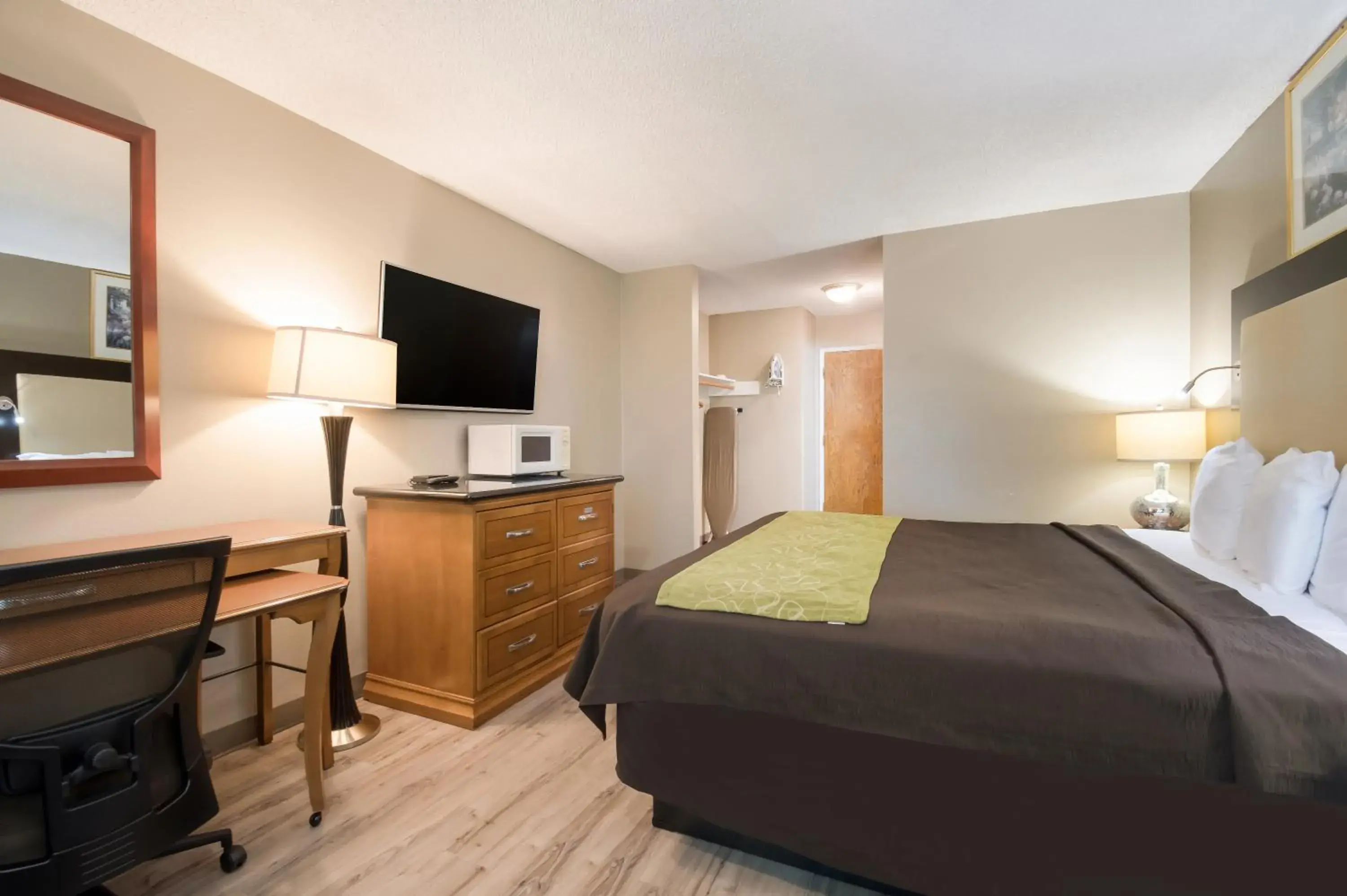 Bed in Rodeway Inn & Suites Hwy 217 & 26 W