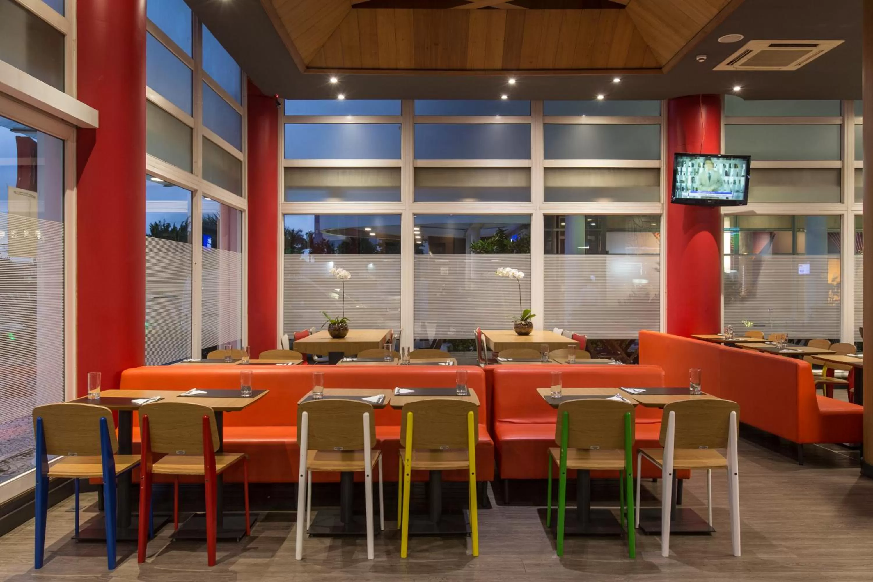 Restaurant/places to eat in ibis Tambore