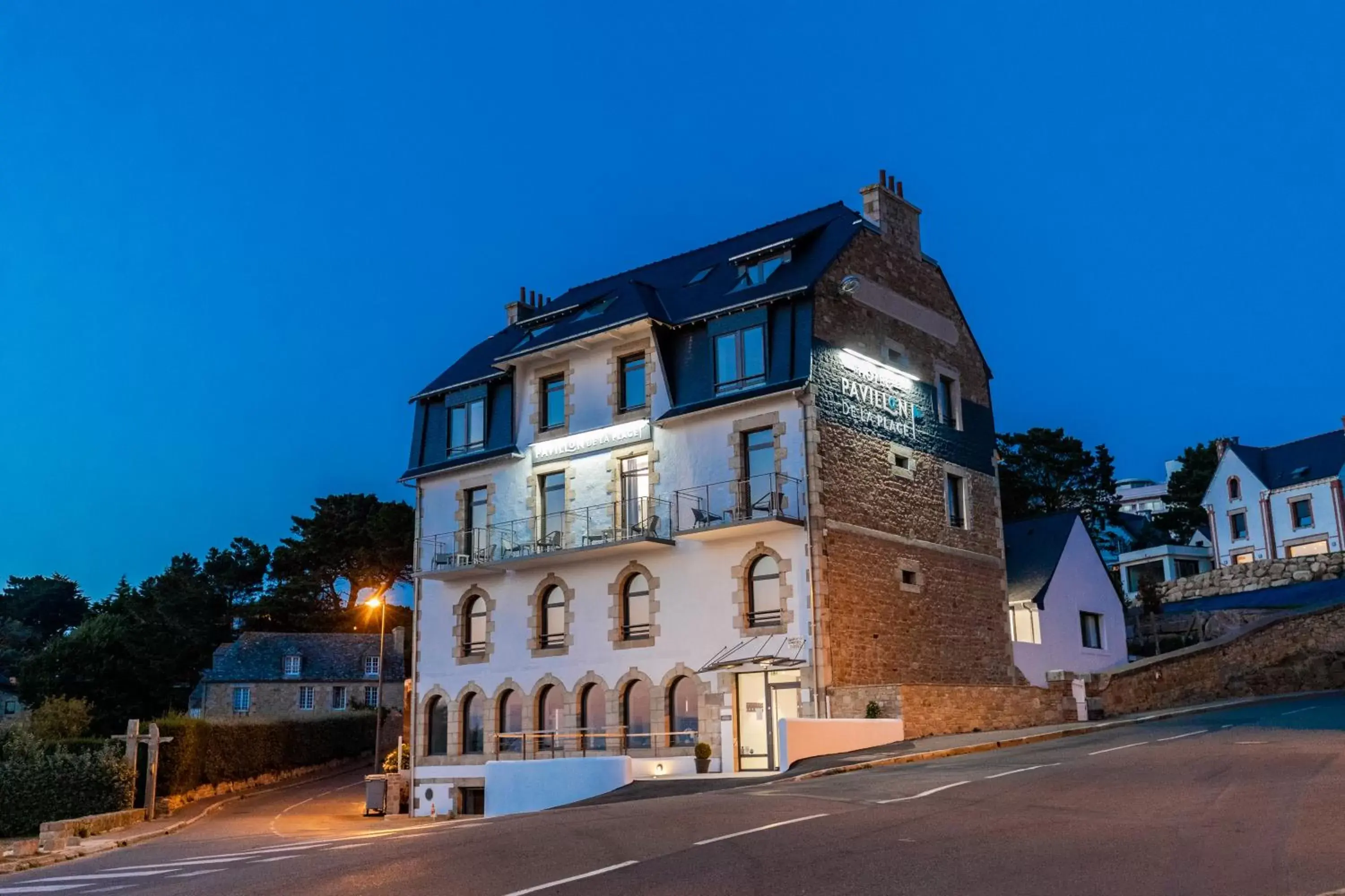 Facade/entrance, Property Building in Pavillon de la plage