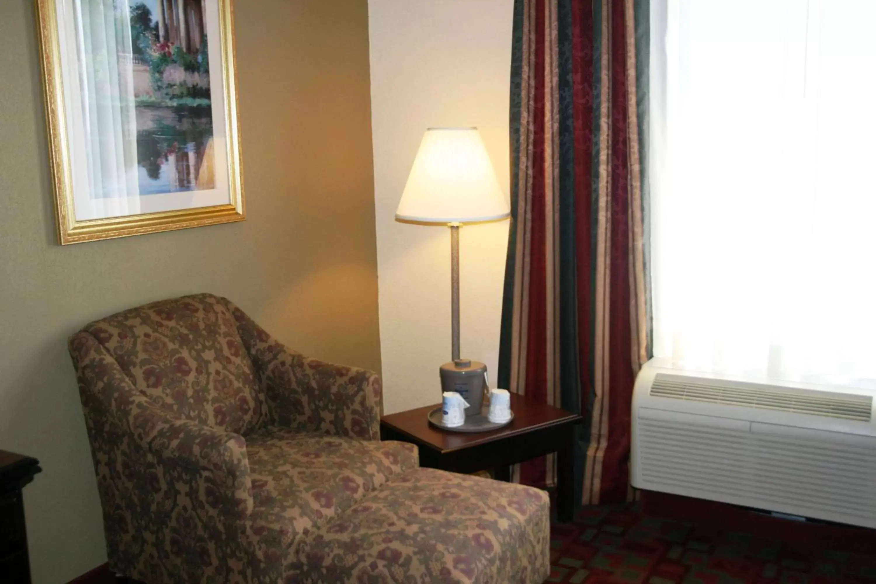 Bed, Seating Area in Hampton Inn Canton