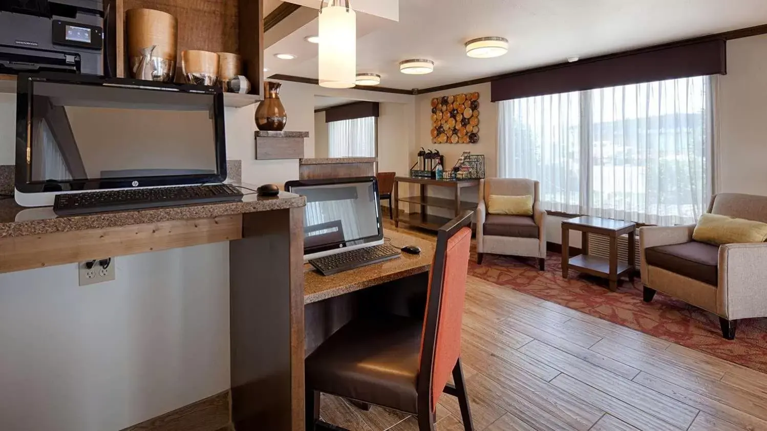 Living room, Kitchen/Kitchenette in Best Western Paradise Inn