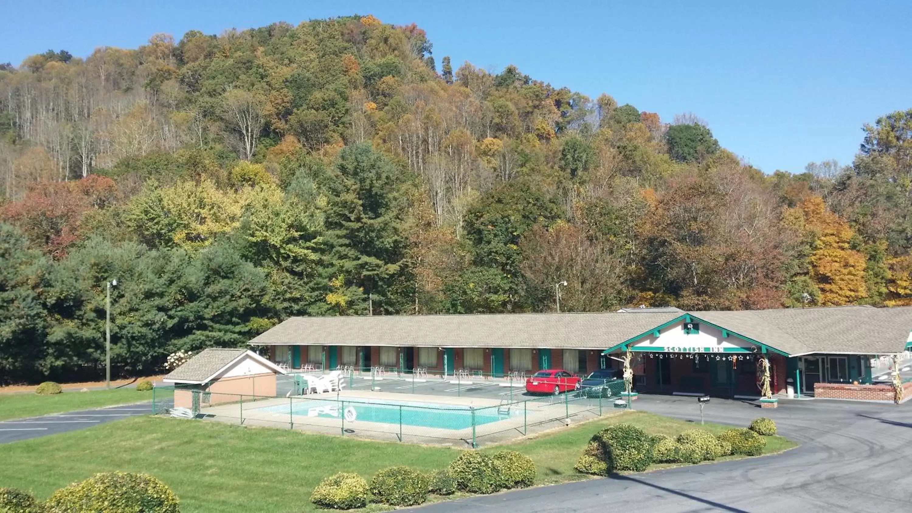 Swimming pool, Property Building in Scottish Inn Maggie Valley