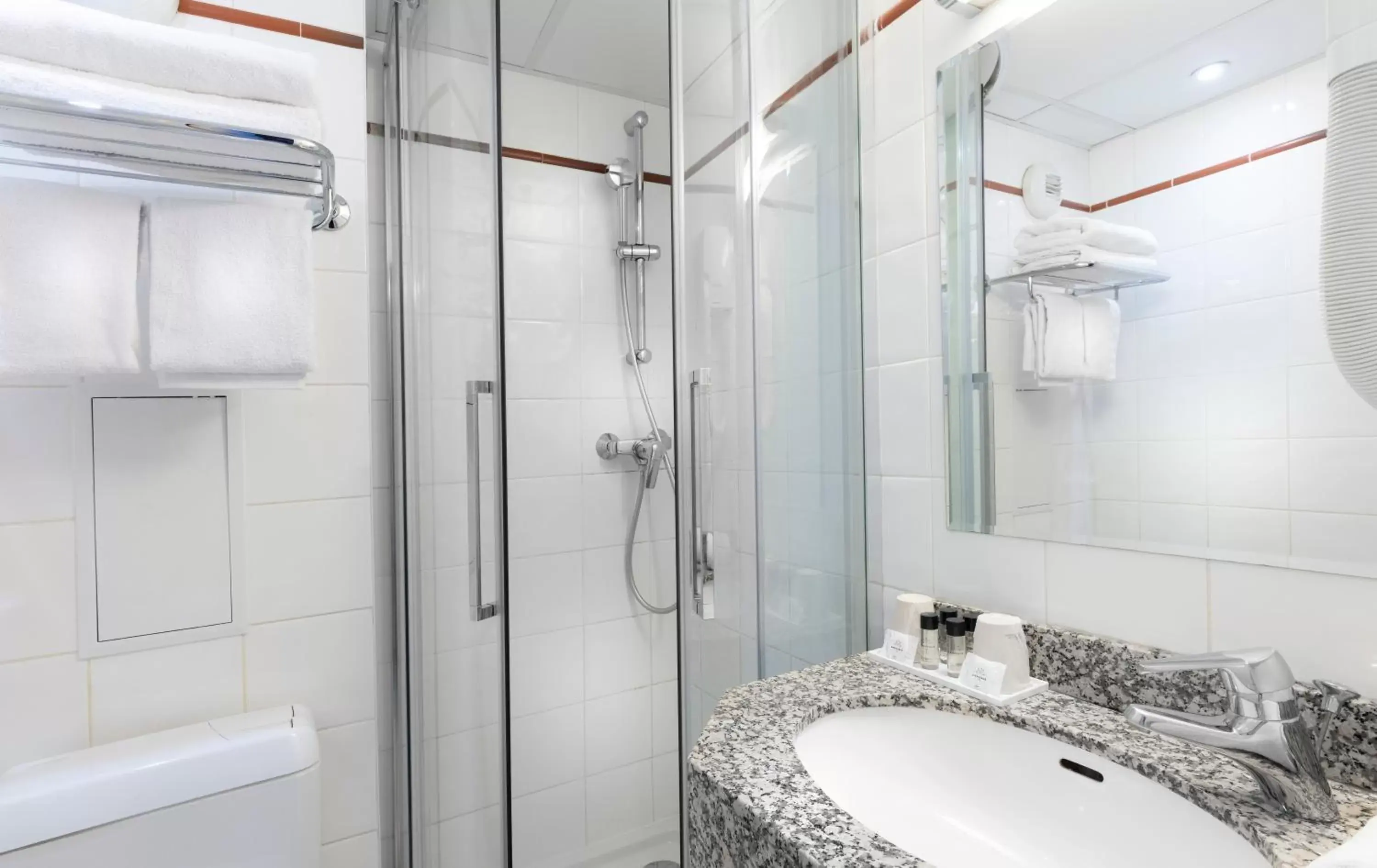 Shower, Bathroom in Hôtel Marais de Launay