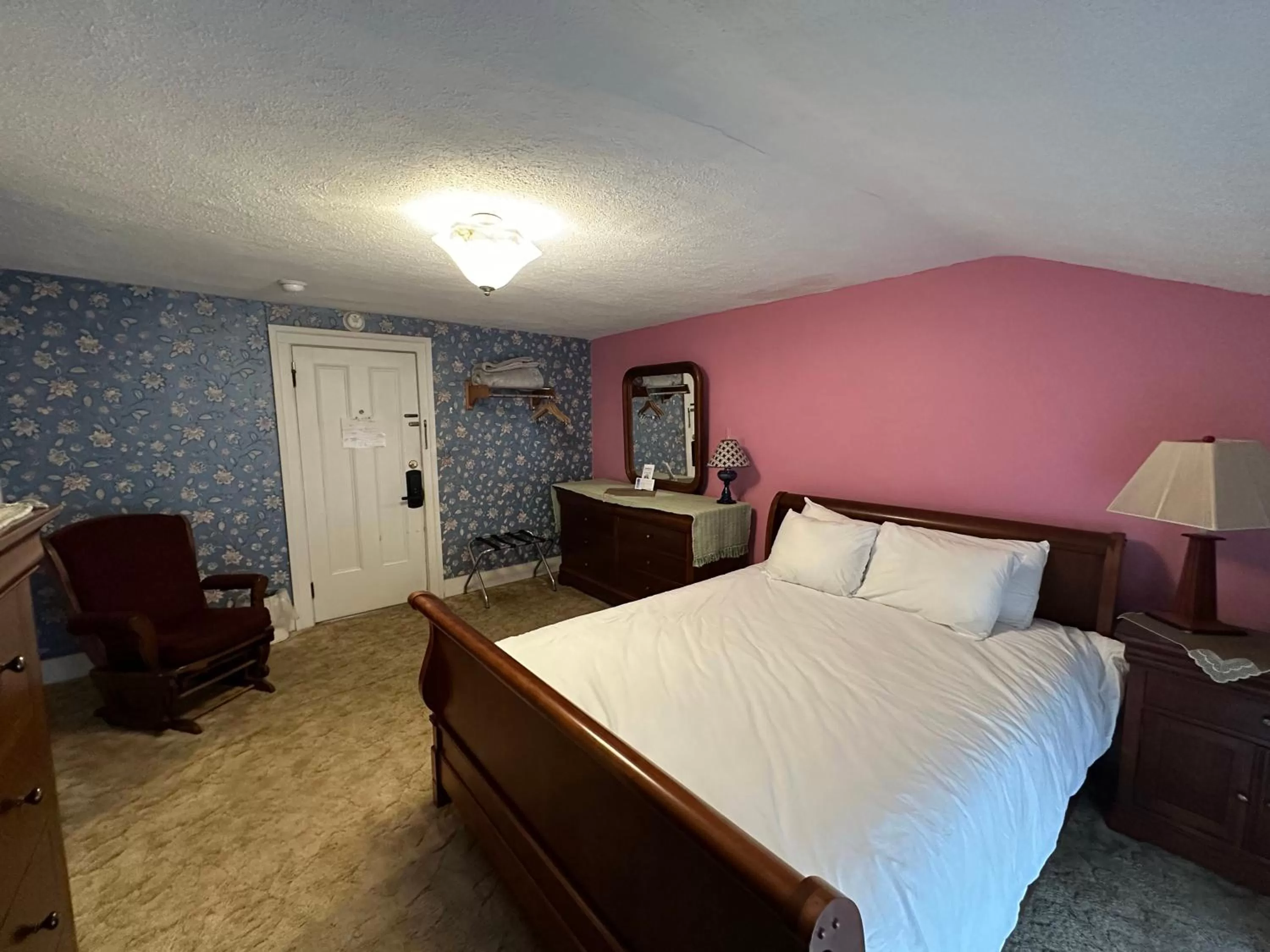 Deluxe Queen Room in The Colonial Inn & Creamery