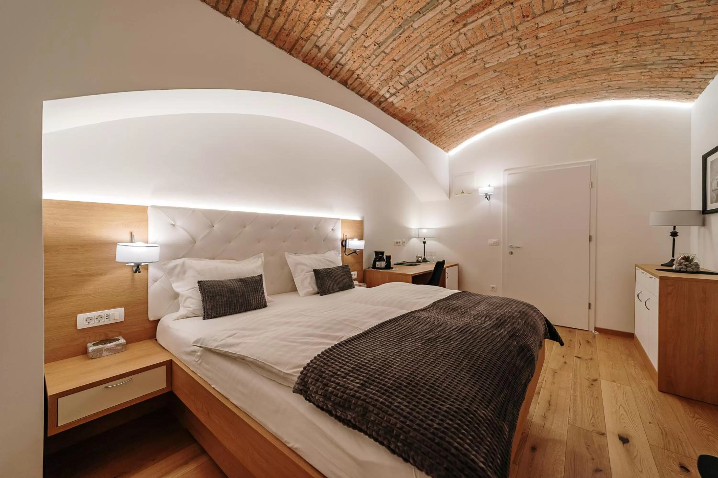 Property building, Bed in Operna klet Ljubljana