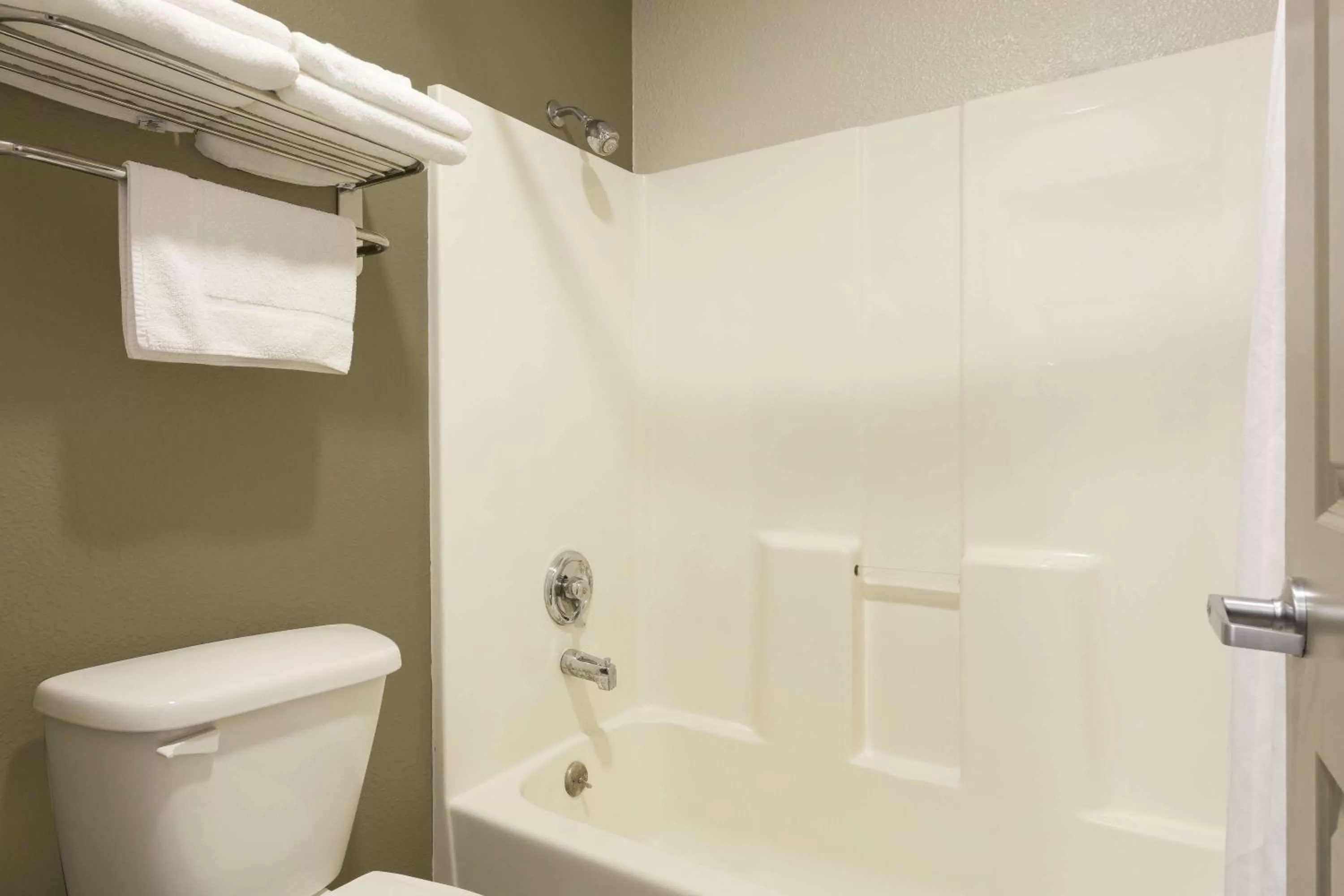 Photo of the whole room in Super 8 by Wyndham Fortuna