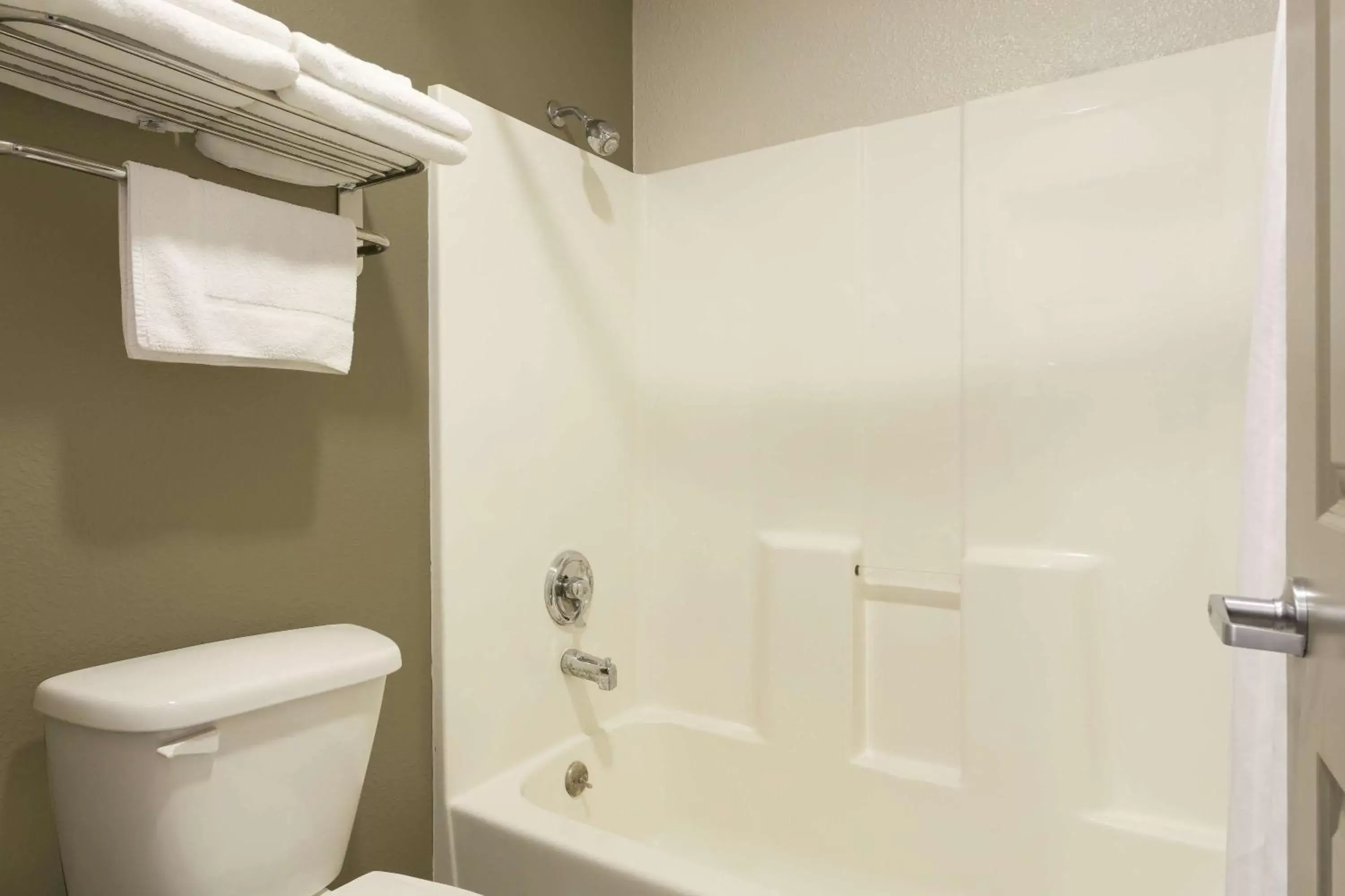 Photo of the whole room in Super 8 by Wyndham Fortuna Photo of the whole room in Super 8 by Wyndham Fortuna