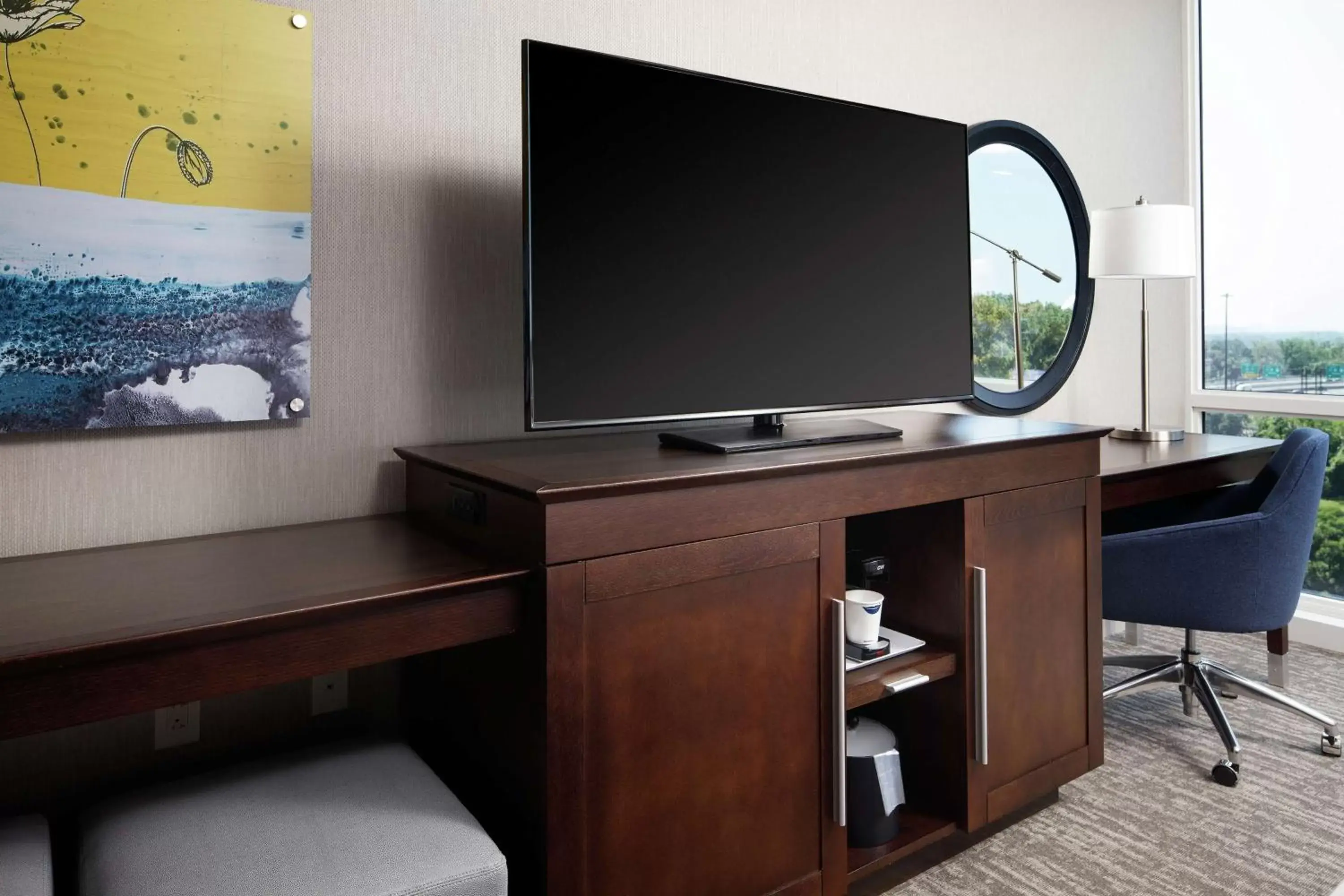 Bedroom, TV/Entertainment Center in Hampton Inn & Suites Teaneck/Glenpointe