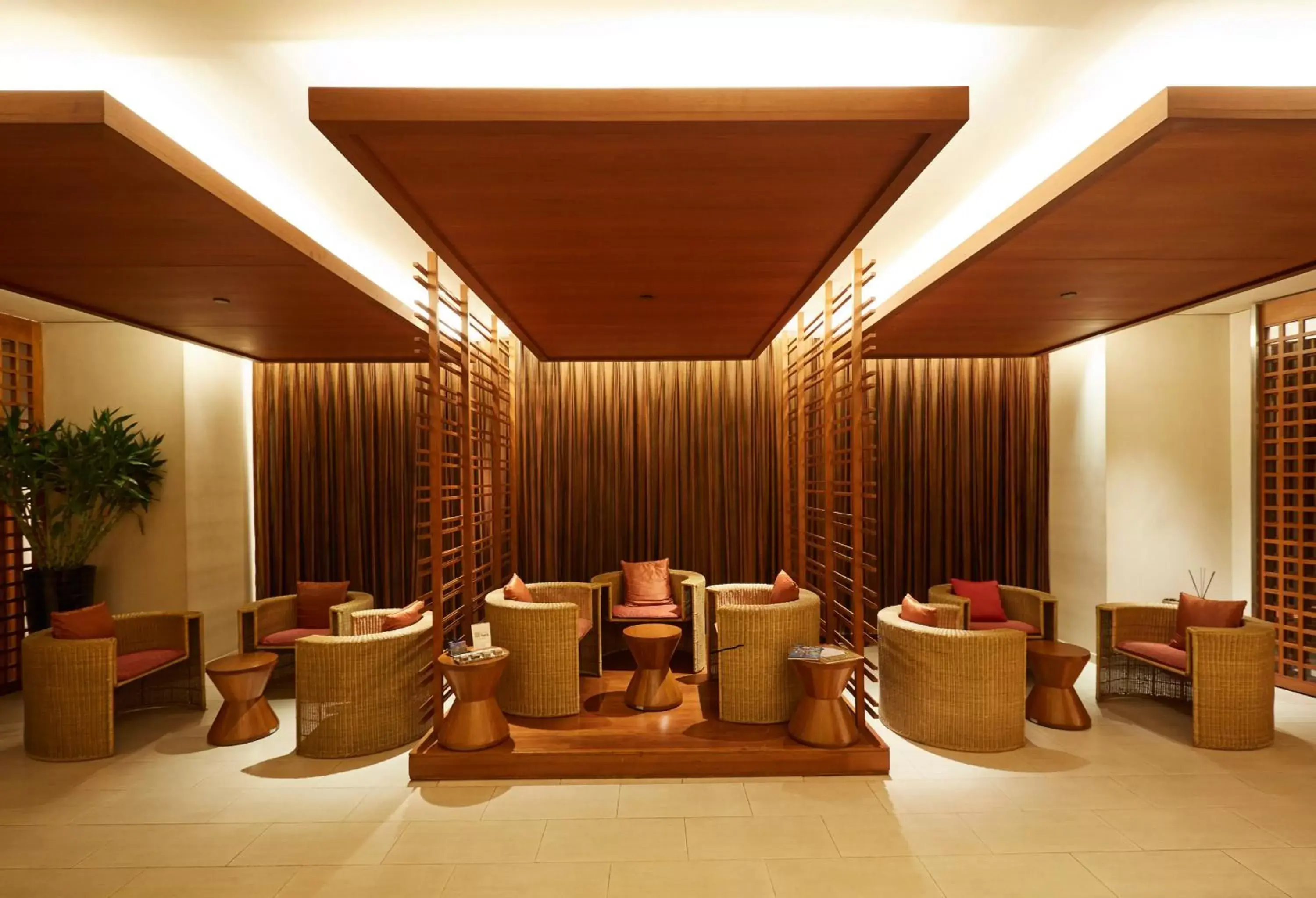 Spa and wellness centre/facilities, Lounge/Bar in Shangri-La Bangkok