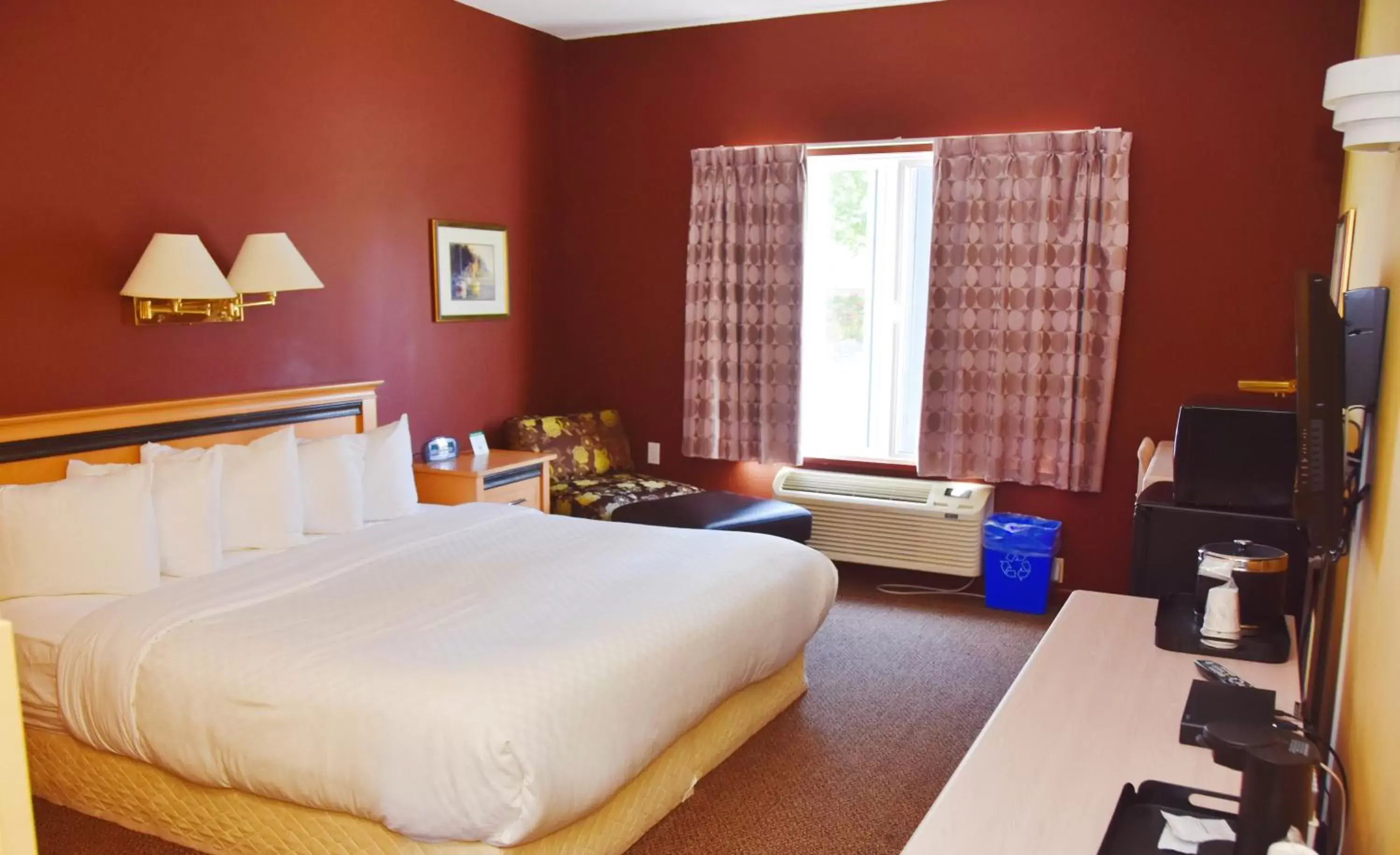 Bedroom, Bed in Travelodge by Wyndham Parksville