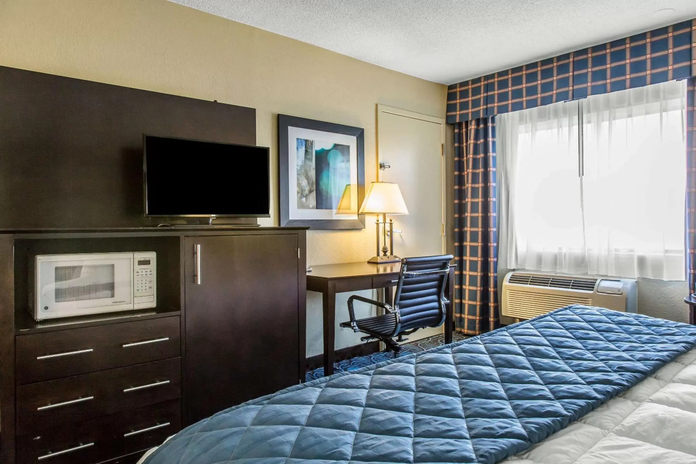 Photo of the whole room, TV/Entertainment Center in Clarion Inn New London/ Mystic