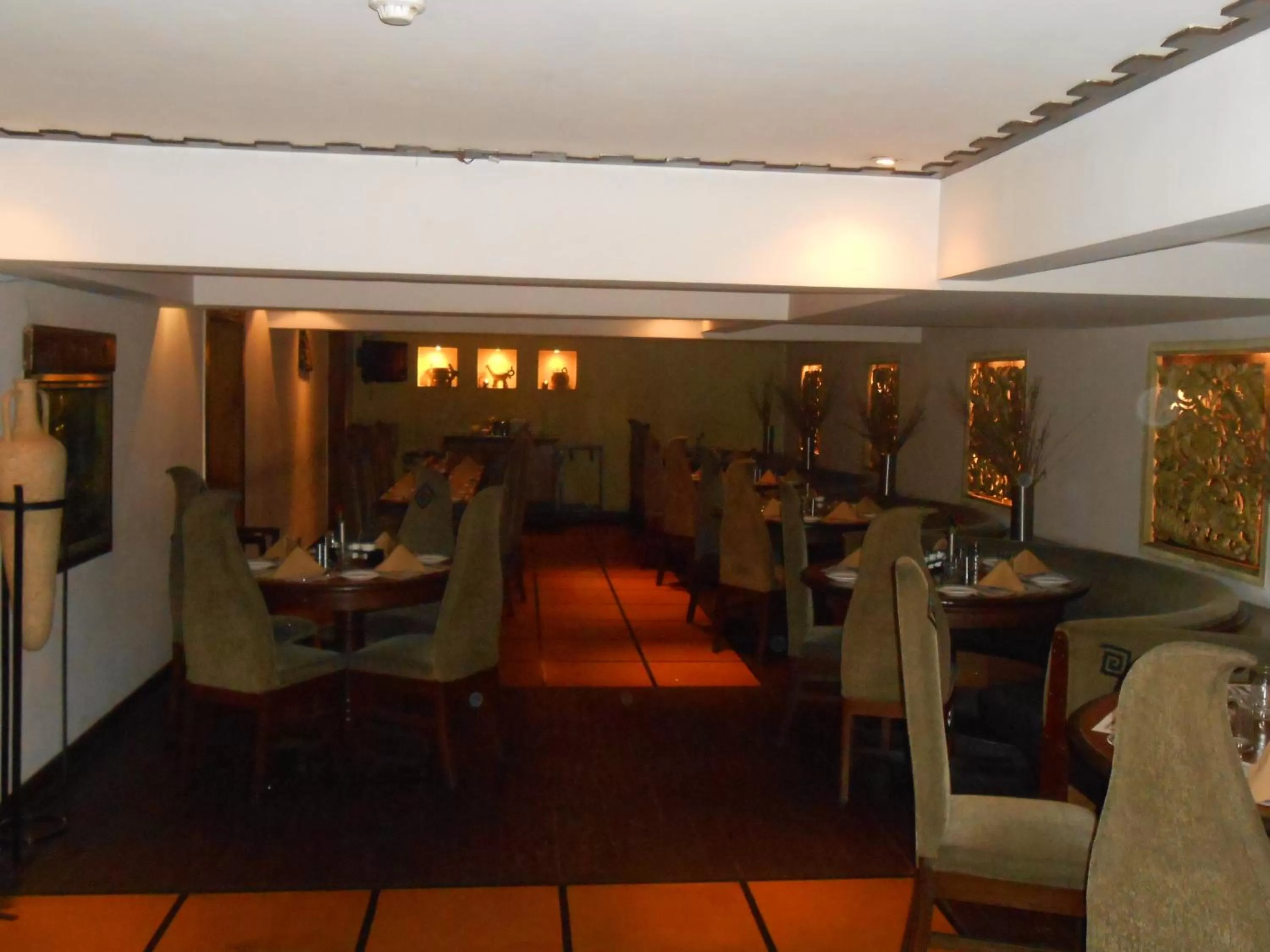 Restaurant/places to eat in Lytton Hotel